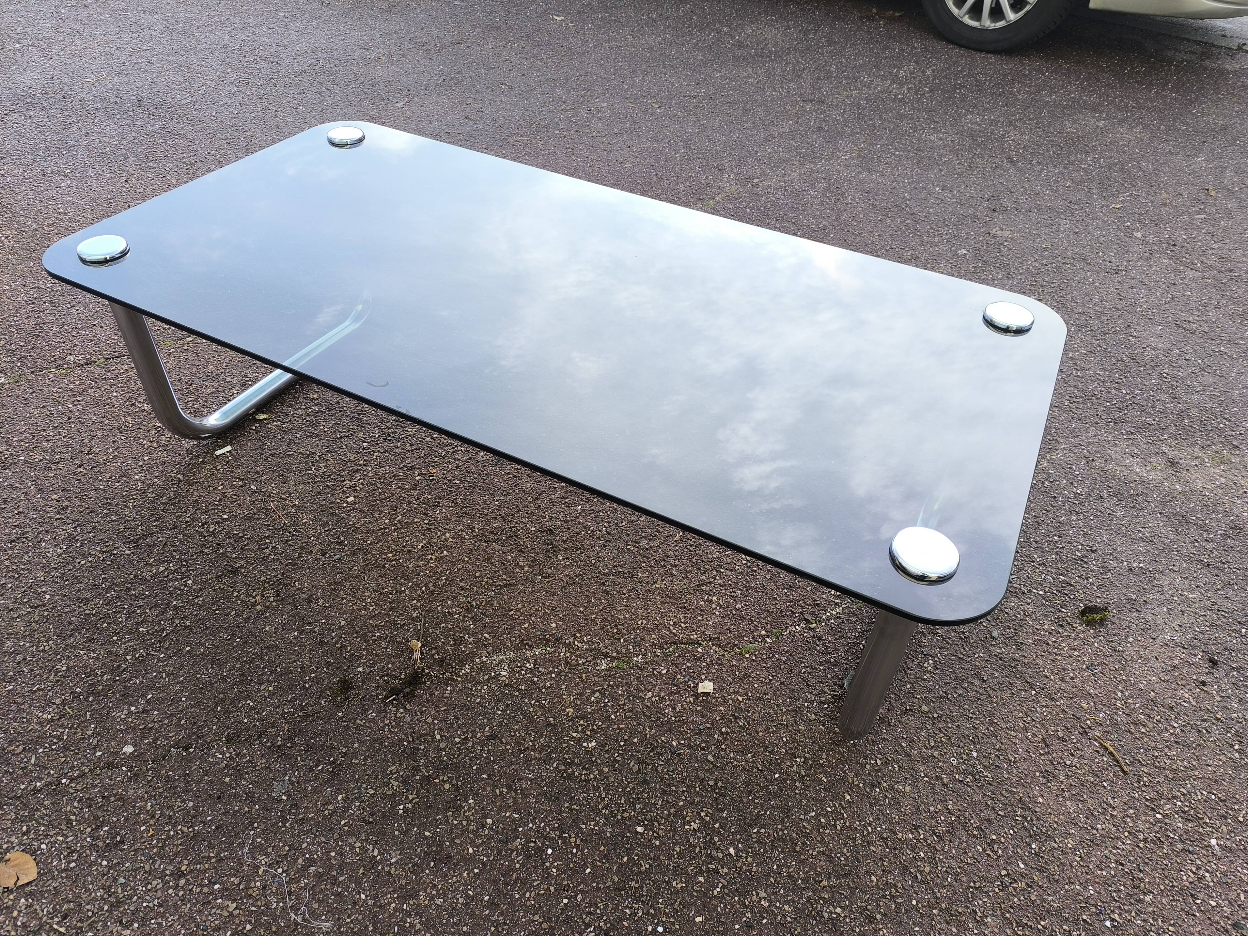 Table basse chromé et verre noir fumé space age italienne