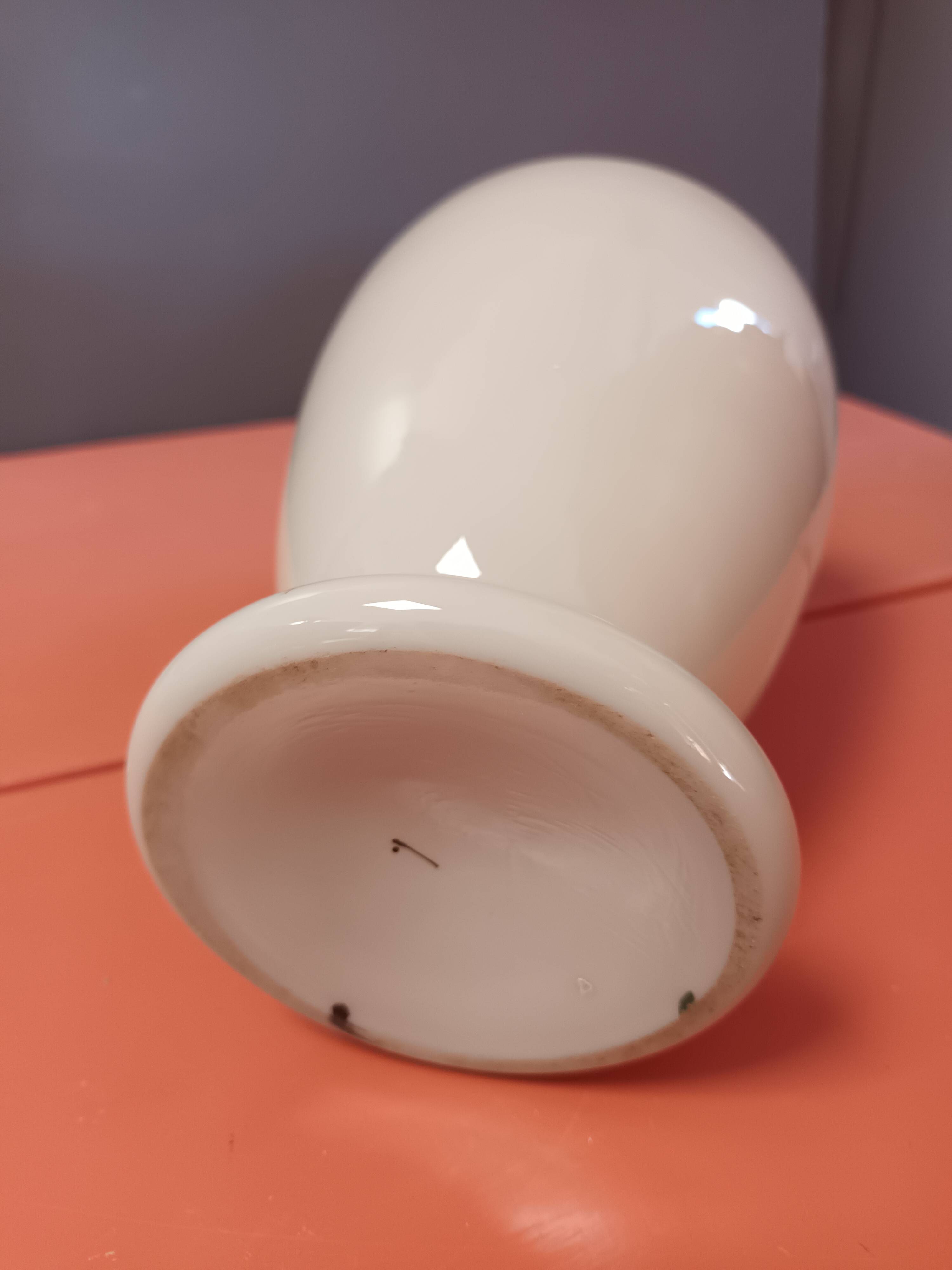 Vase opaline émaillée  papillon