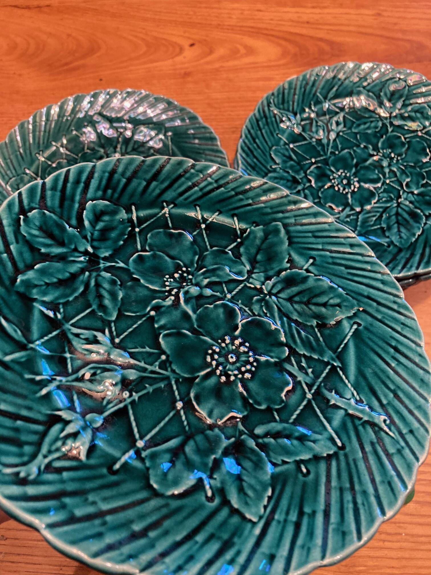 Set of 10 green earthenware dessert plates with a finely embossed floral pattern