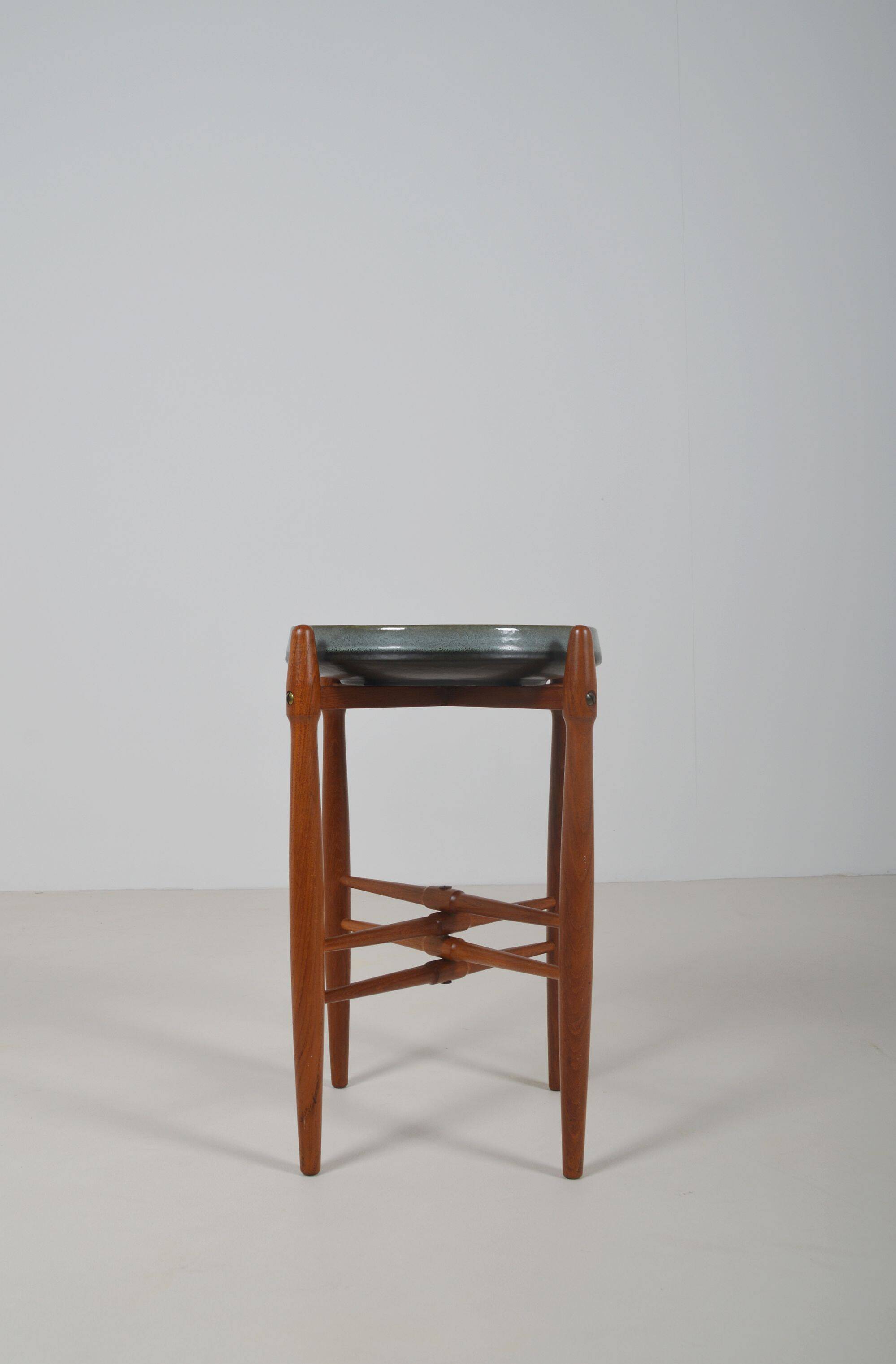 Table d'appoint avec bol en céramique par Hundevad & Basse pour Knabstrup, années 1960.