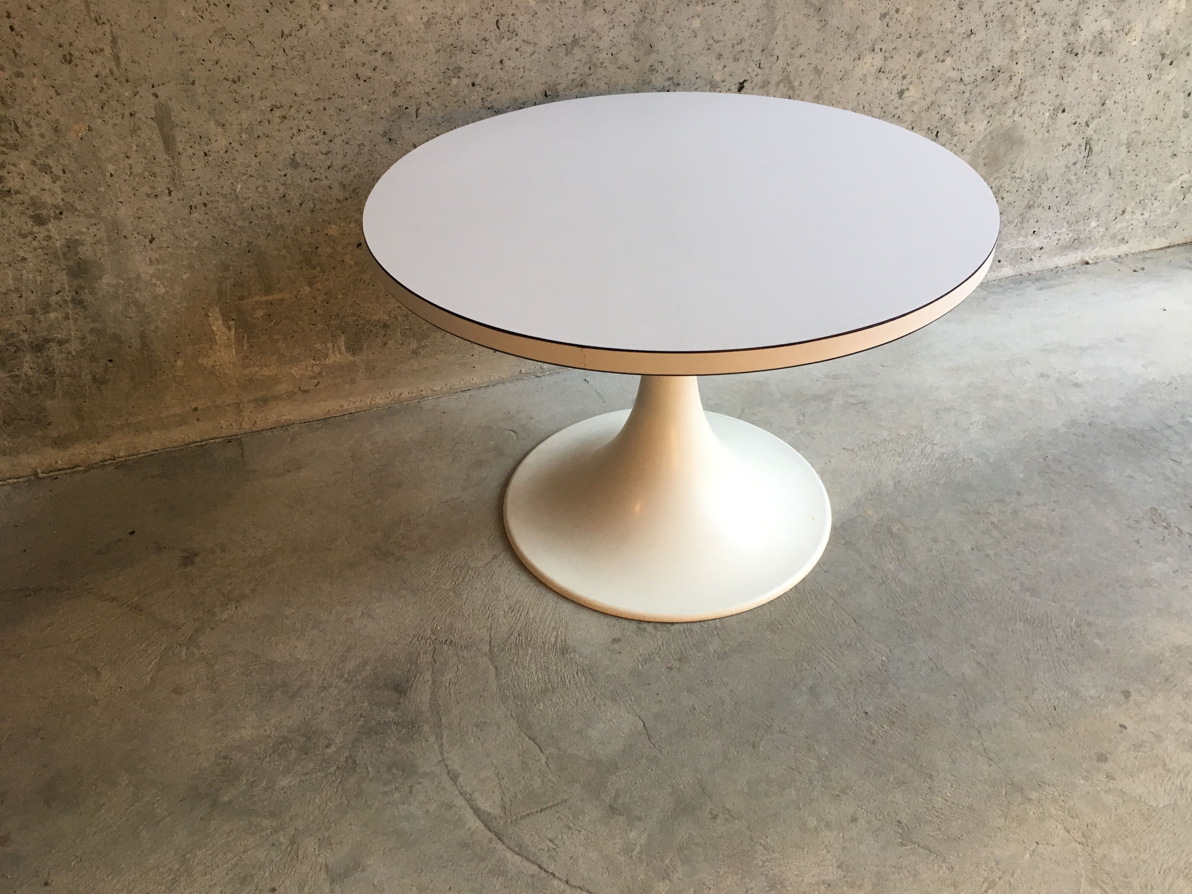 Tulip foo swivel coffee table