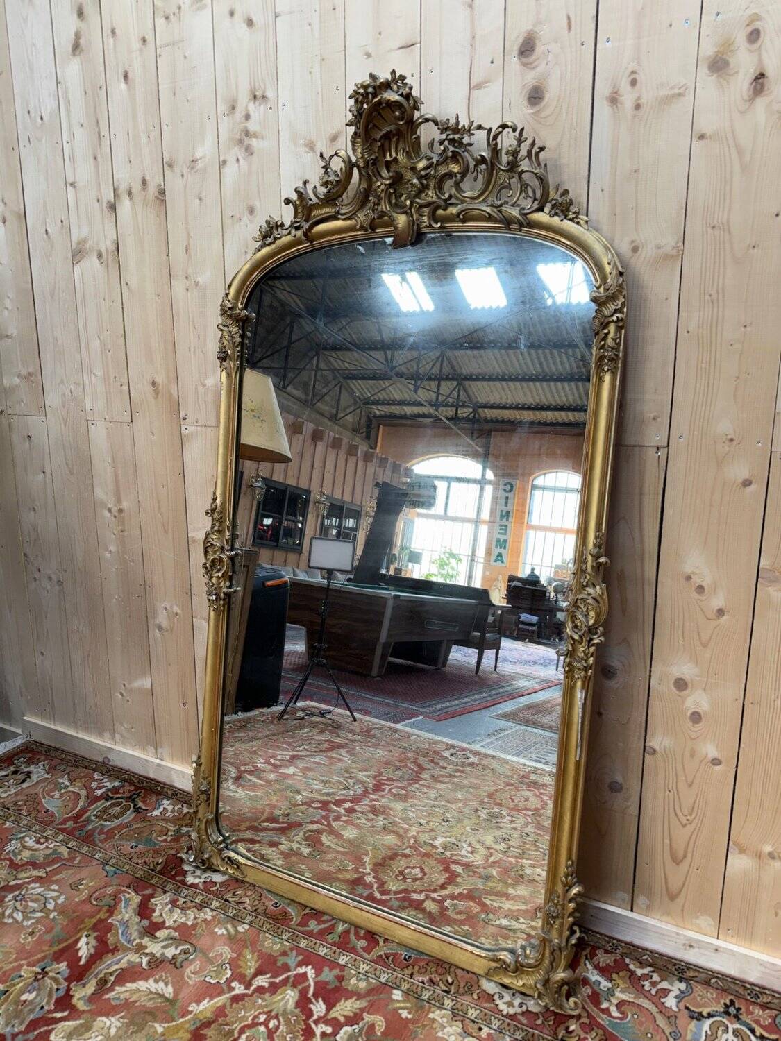Napoleon III mirror in wood and gilded stucco with gold leaf.