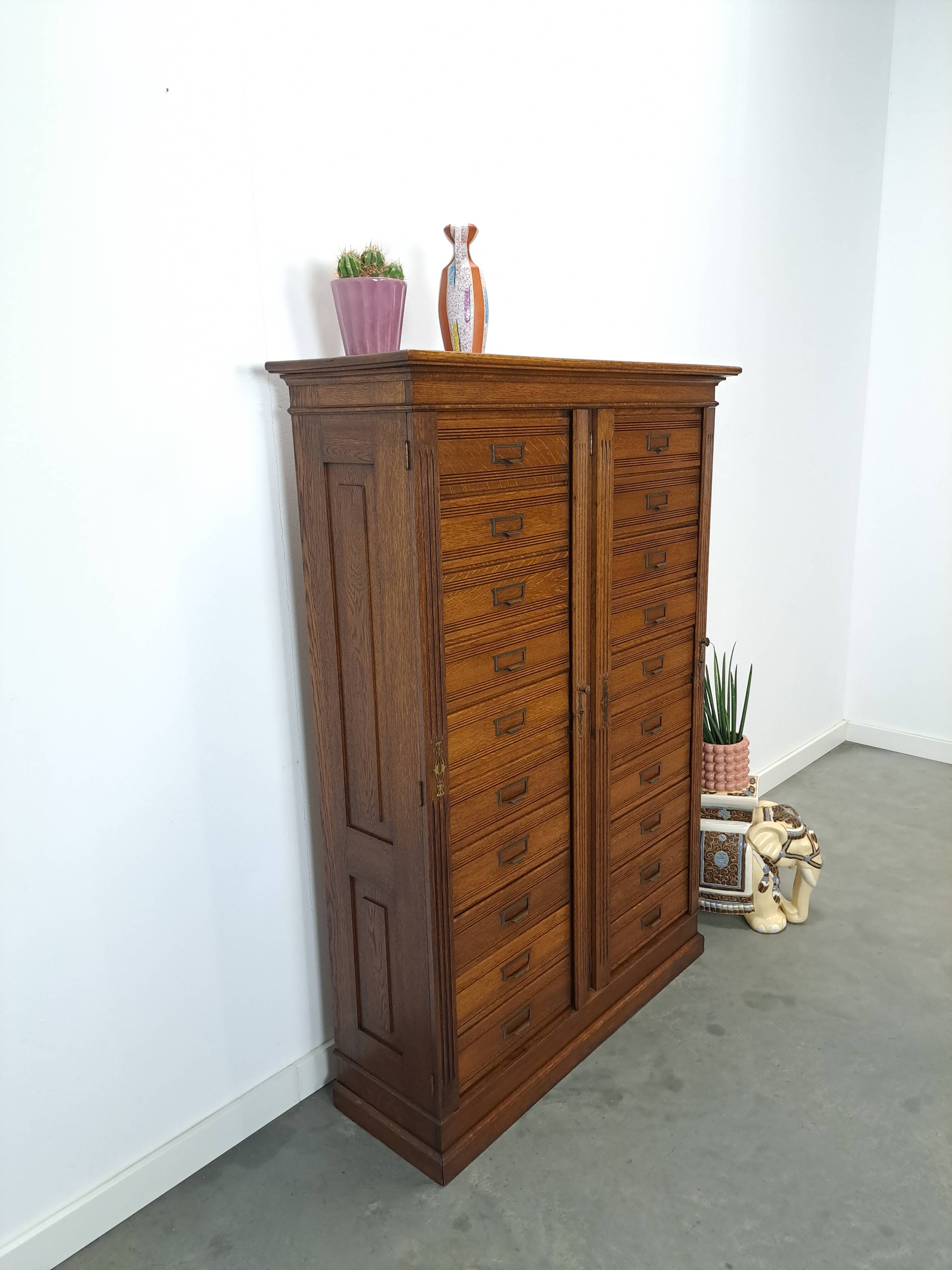 Antieke oude houten archief ladekast