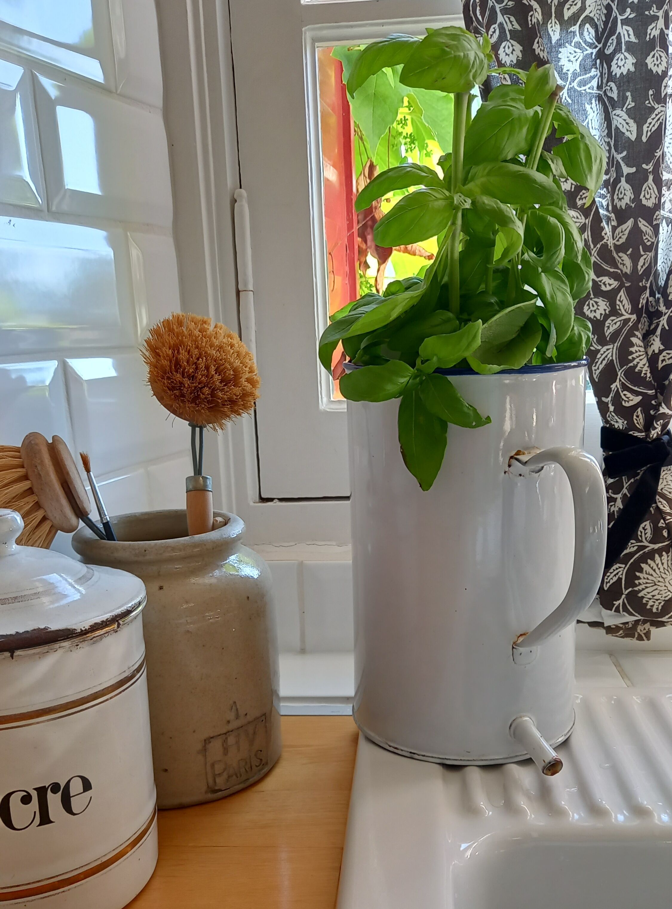 Old enema pot in enamelled sheet metal - Wall fountain Broc Graduated pot white enamel 50s