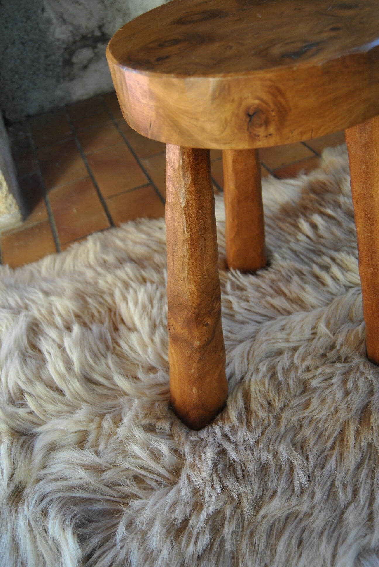 Tabouret tripode en bois vers 1950