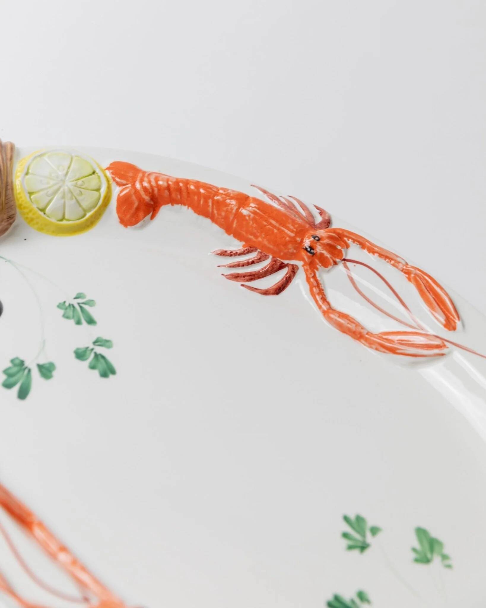 Assiette ovale en céramique blanche avec relief 3D de fruits de mer, design italien Siro, vintage des années 1980, 48 x 32 cm.