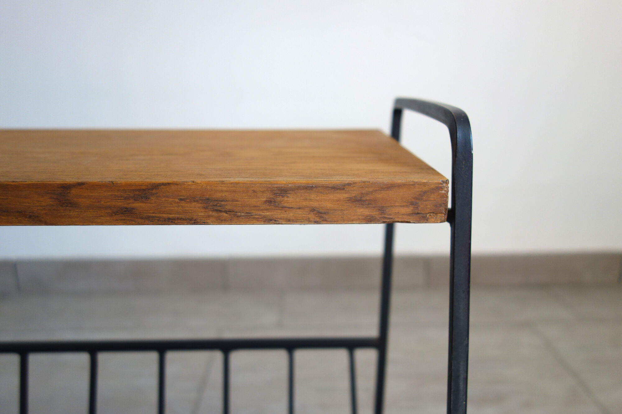 Porte revues en métal et bois vintage