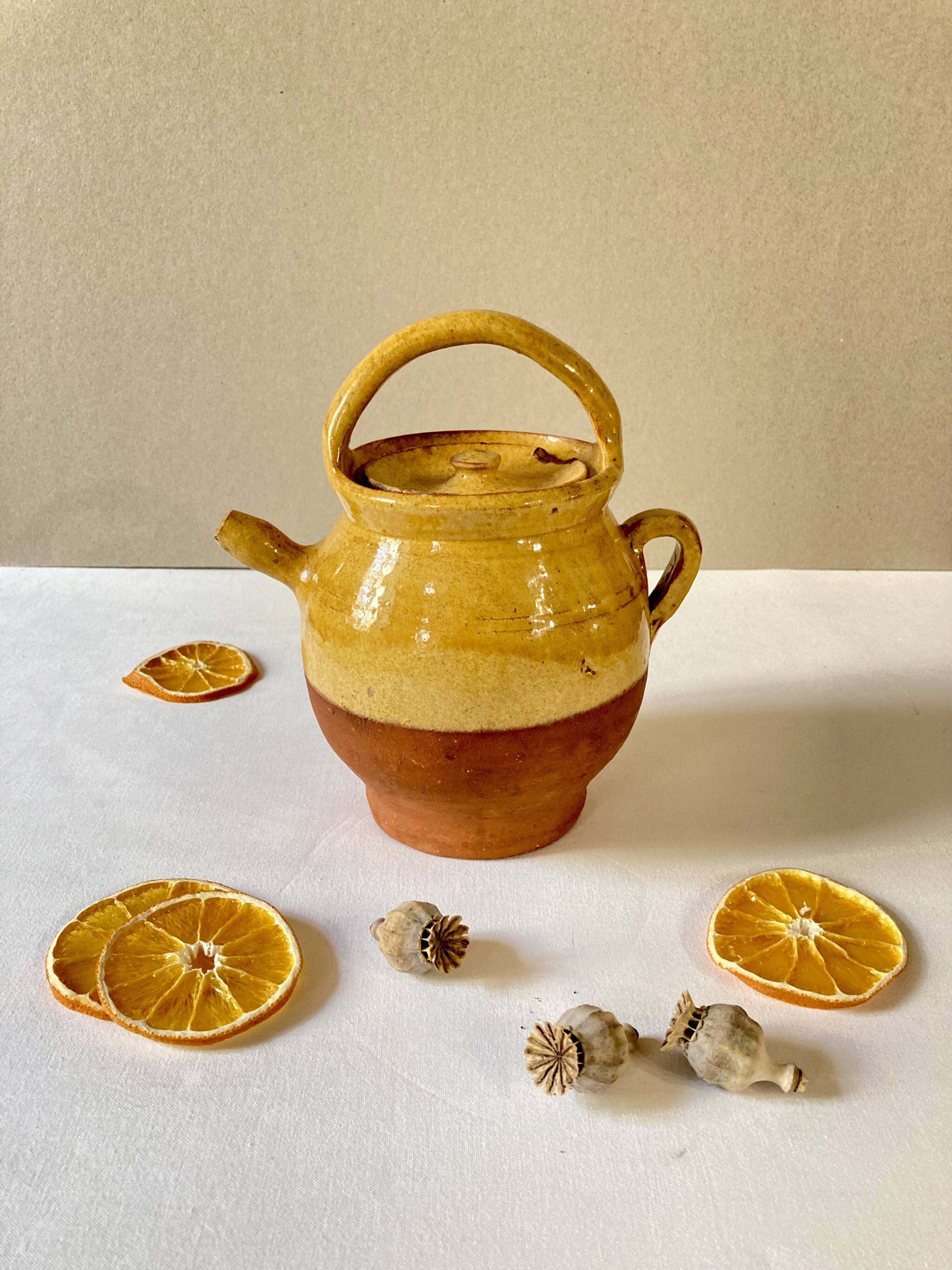 Cruche ou chevrette en grès vernissé jaune