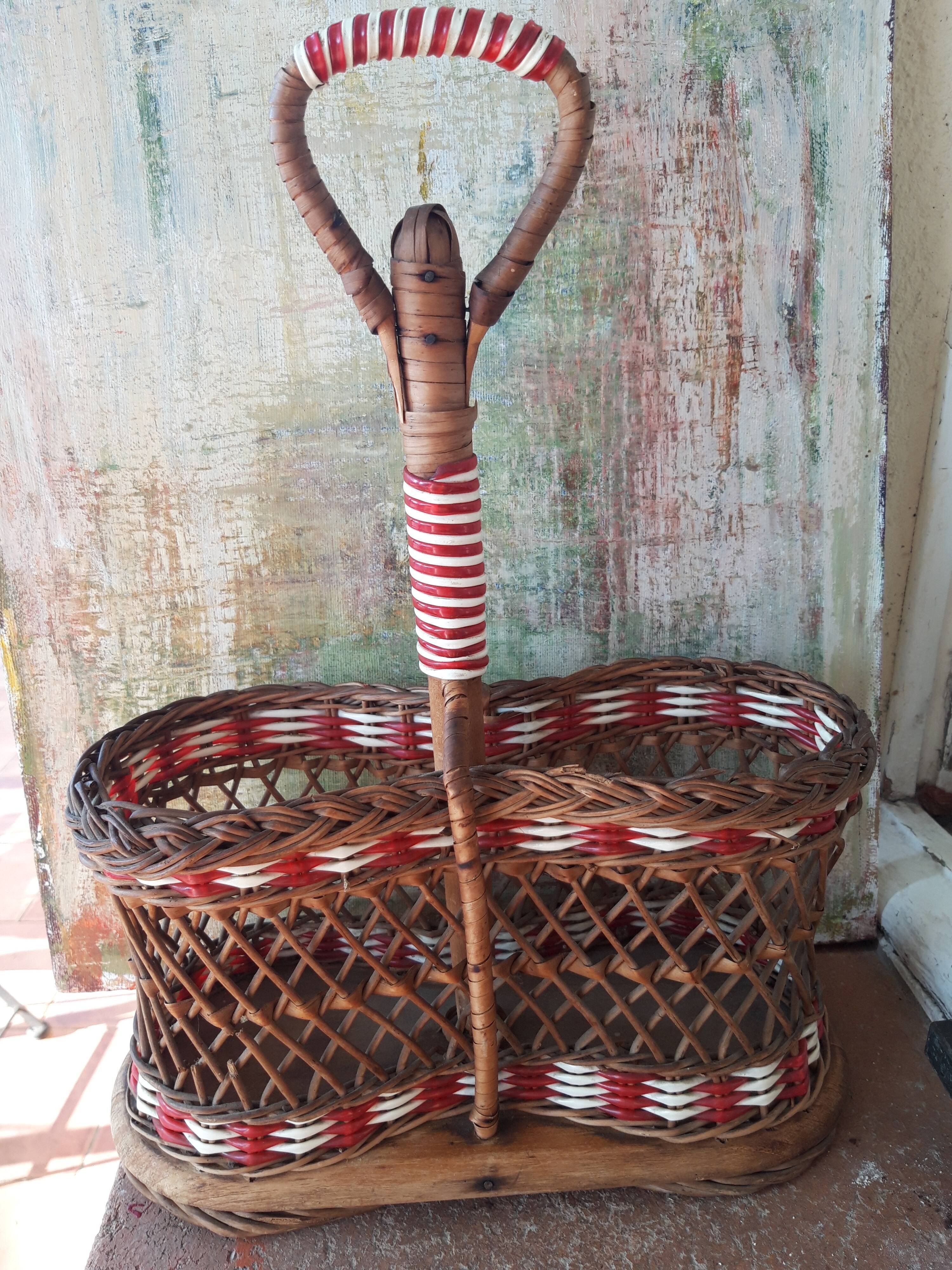 Bottle holder in braided wicker, rattan and scoubidou