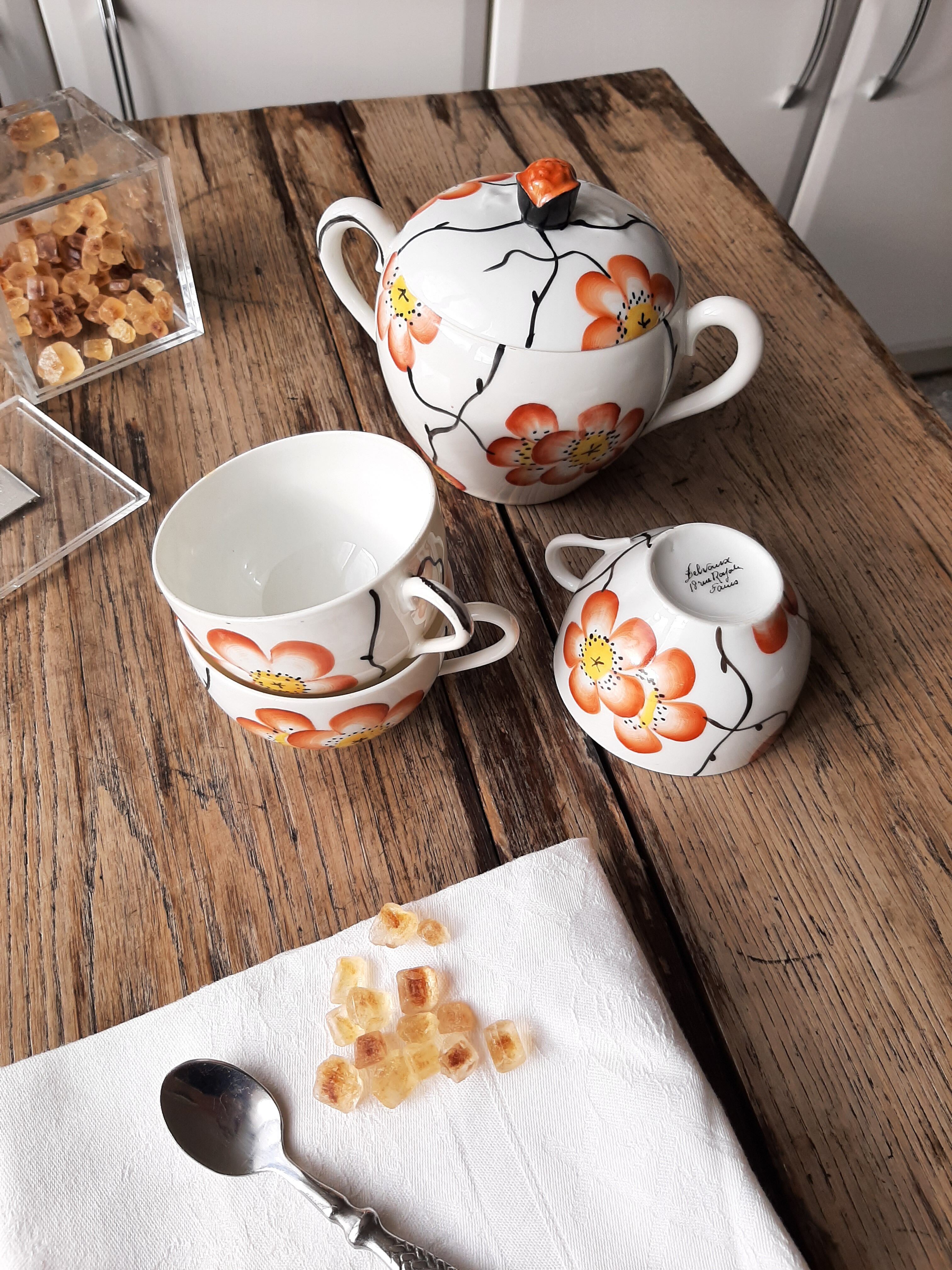 Lot tea cups and flower sugar bowls, Delvaux