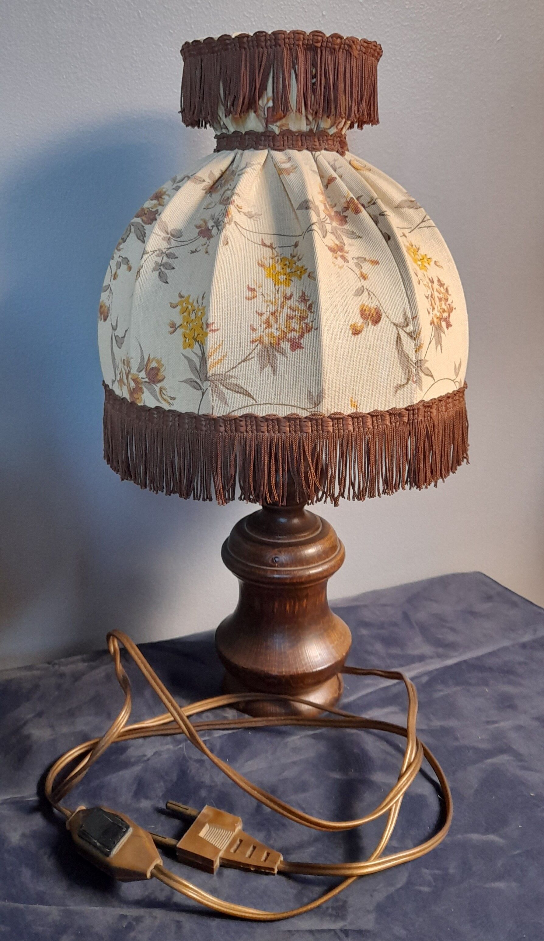 Lampe de chevet bois tourné abat jour dôme écru fleurs et marron, rustique & romantique, années 50