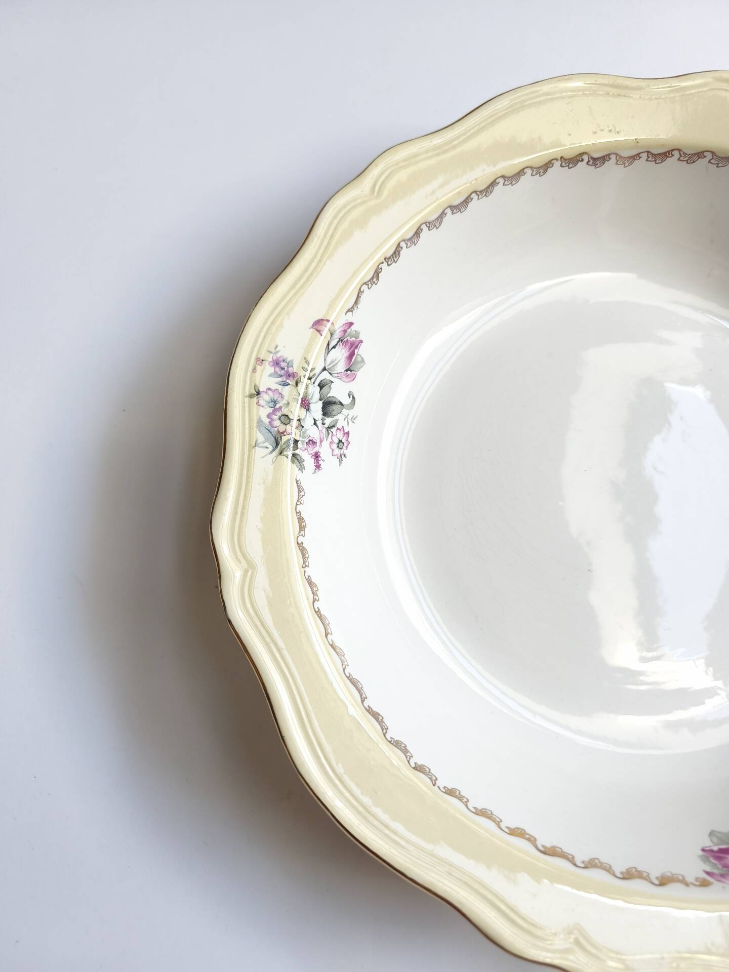 Vintage shallow dish L'Amandinoise model Paola white cream flowers