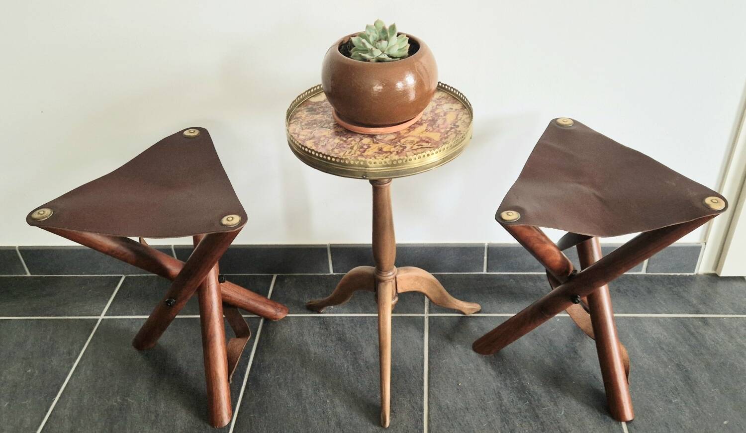 Ensemble de tabourets tripode teck et cuir