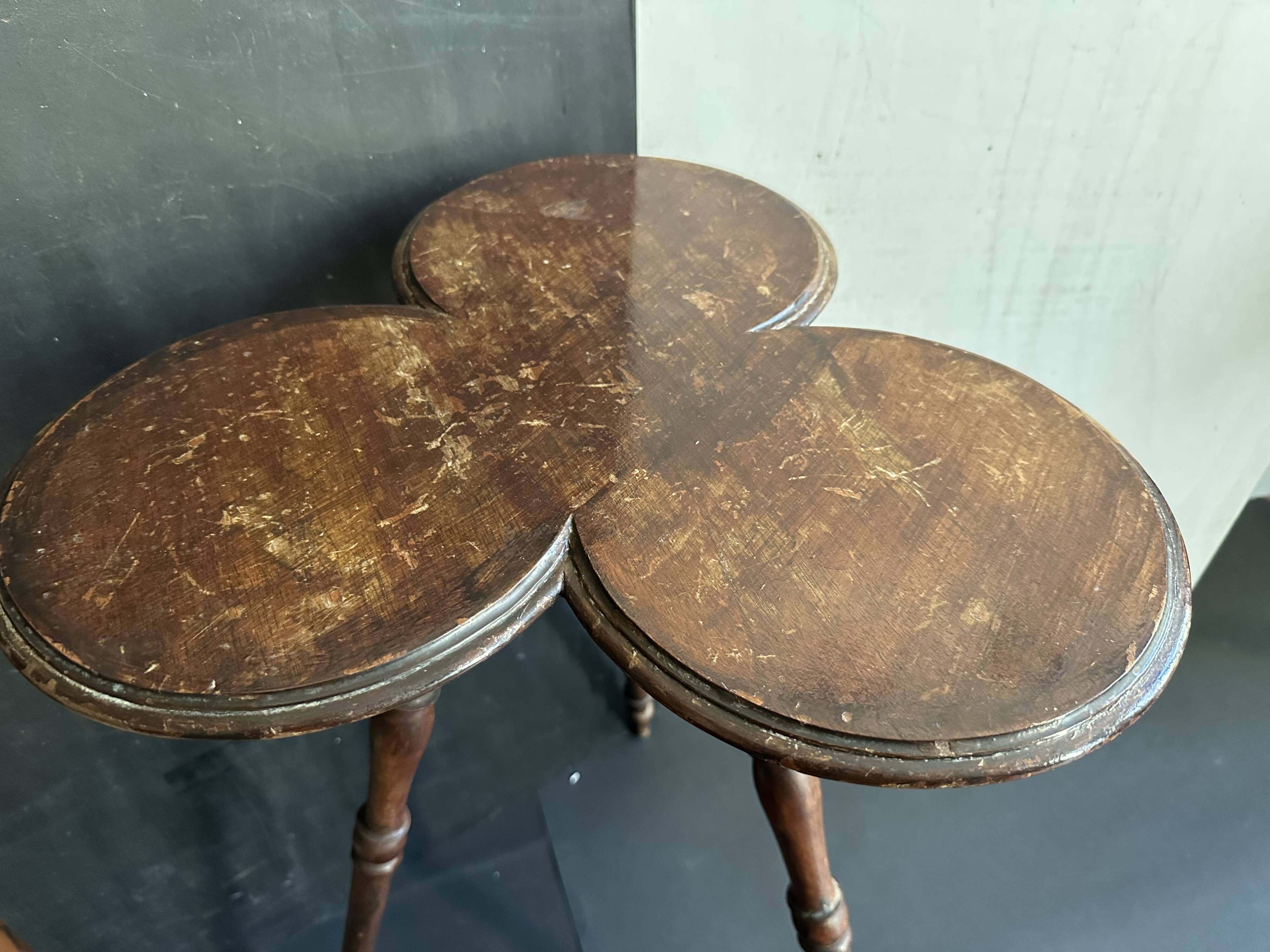 Guéridon Napoléon III en bois, forme trèfle