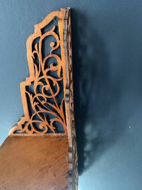 Old wall corner shelf in cut wood from the 1900s