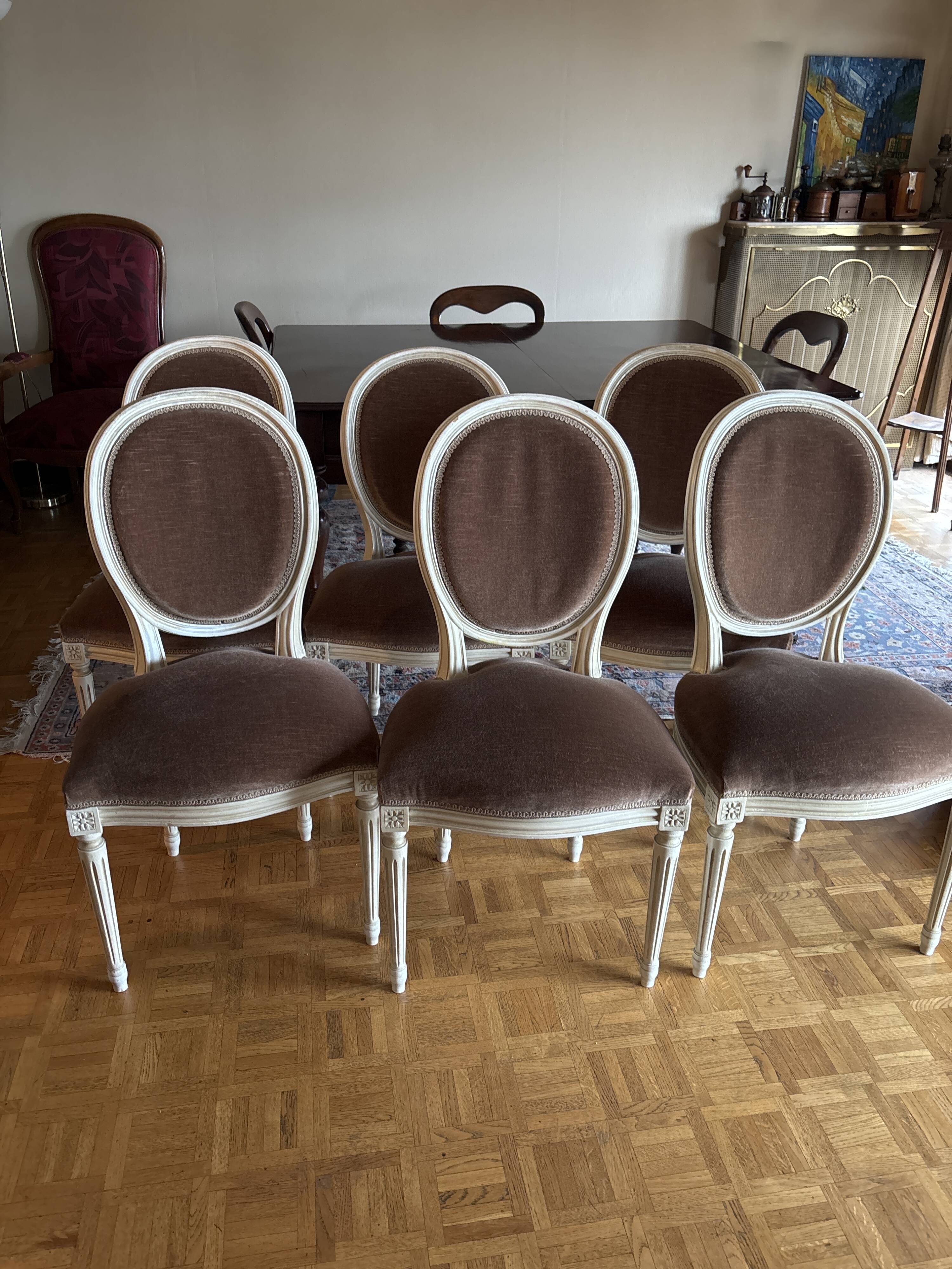 Medallion chairs