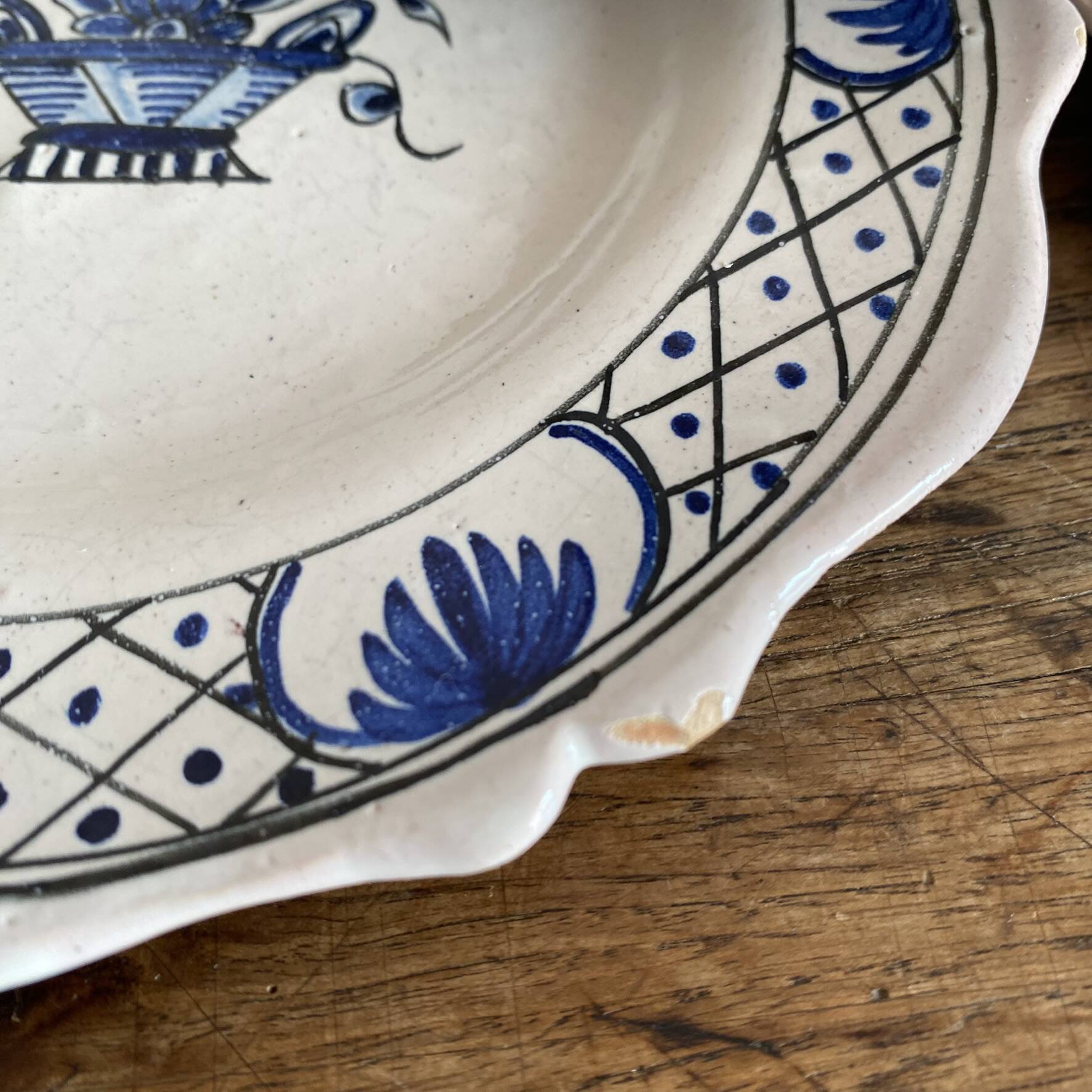 Dessert plates in Rouen faience with hand decoration.