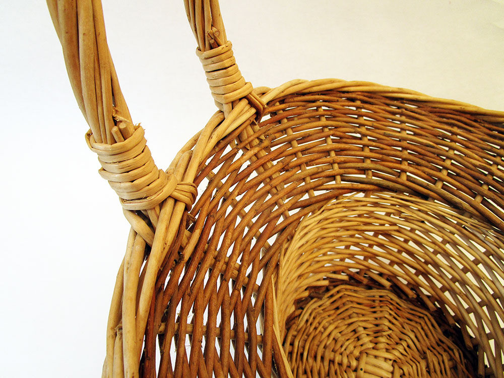 Rattan fruit basket with cove