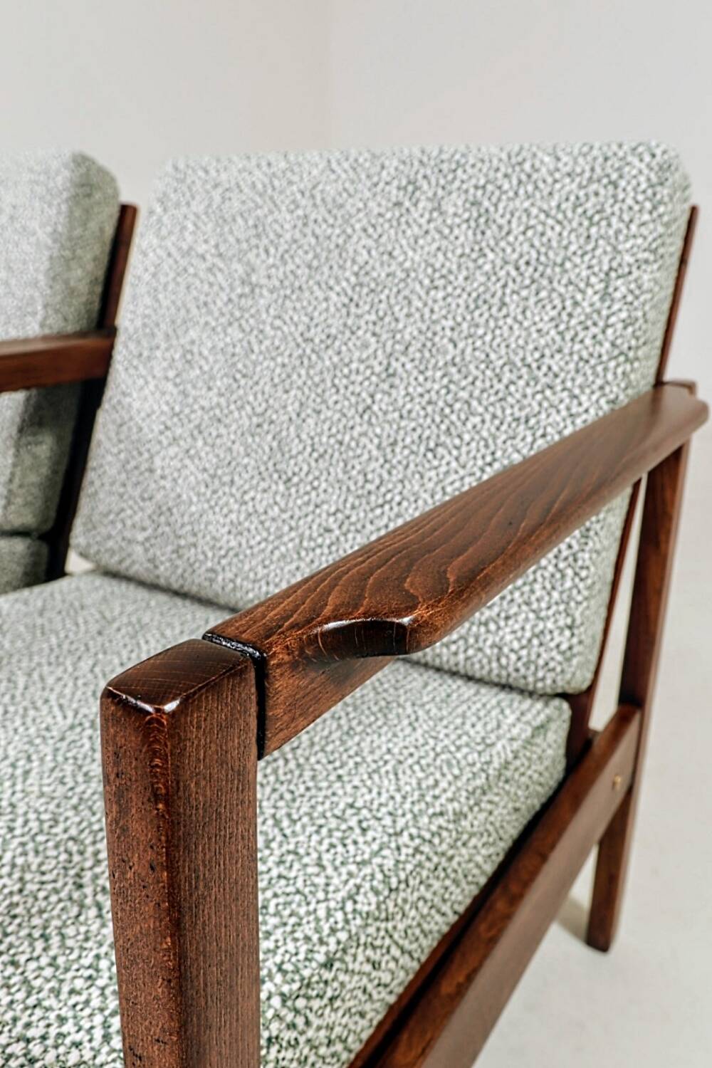 Paire de fauteuils des années 1970 moderniste design