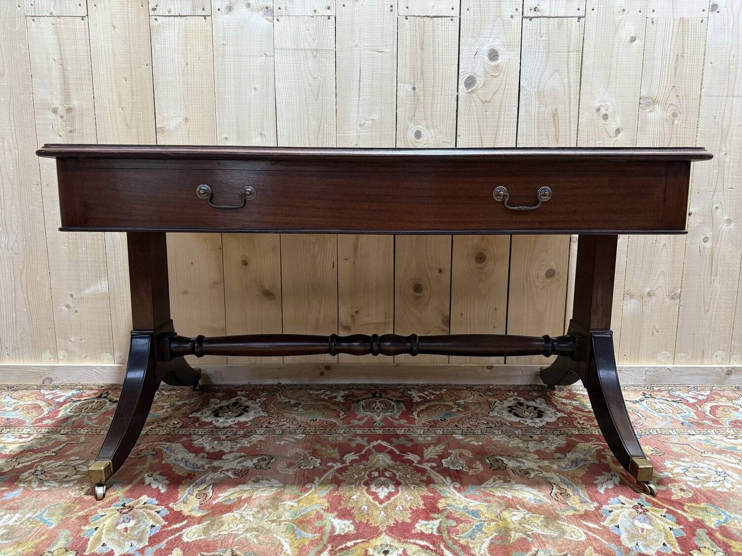 English-style flat desk in mahogany.