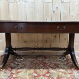 English-style flat desk in mahogany.