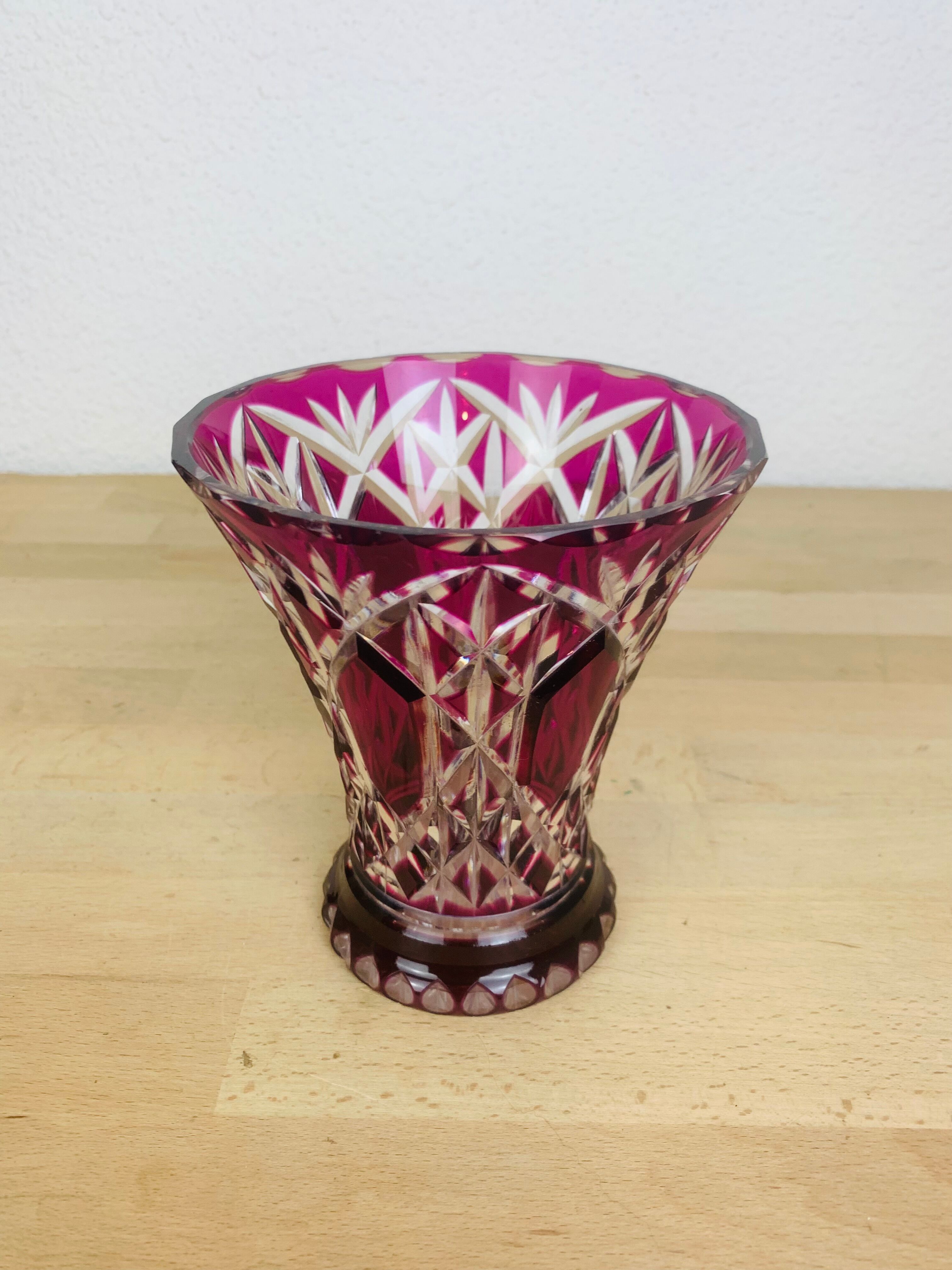 Crystal vase of Saint Louis red