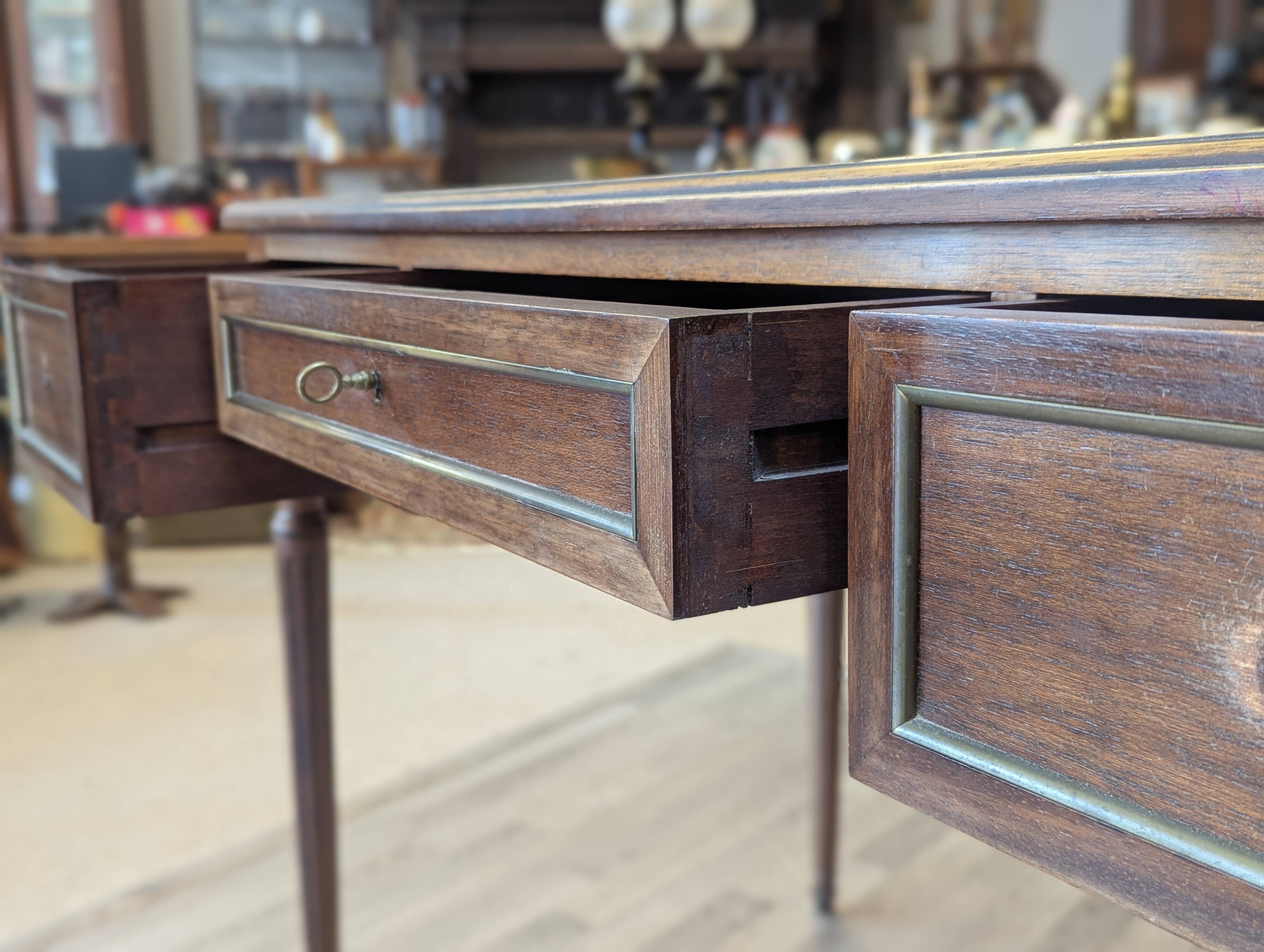 Bureau de style Louis XVI