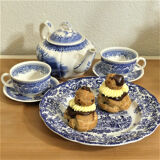 Cinq assiettes de table style porcelaine anglaise