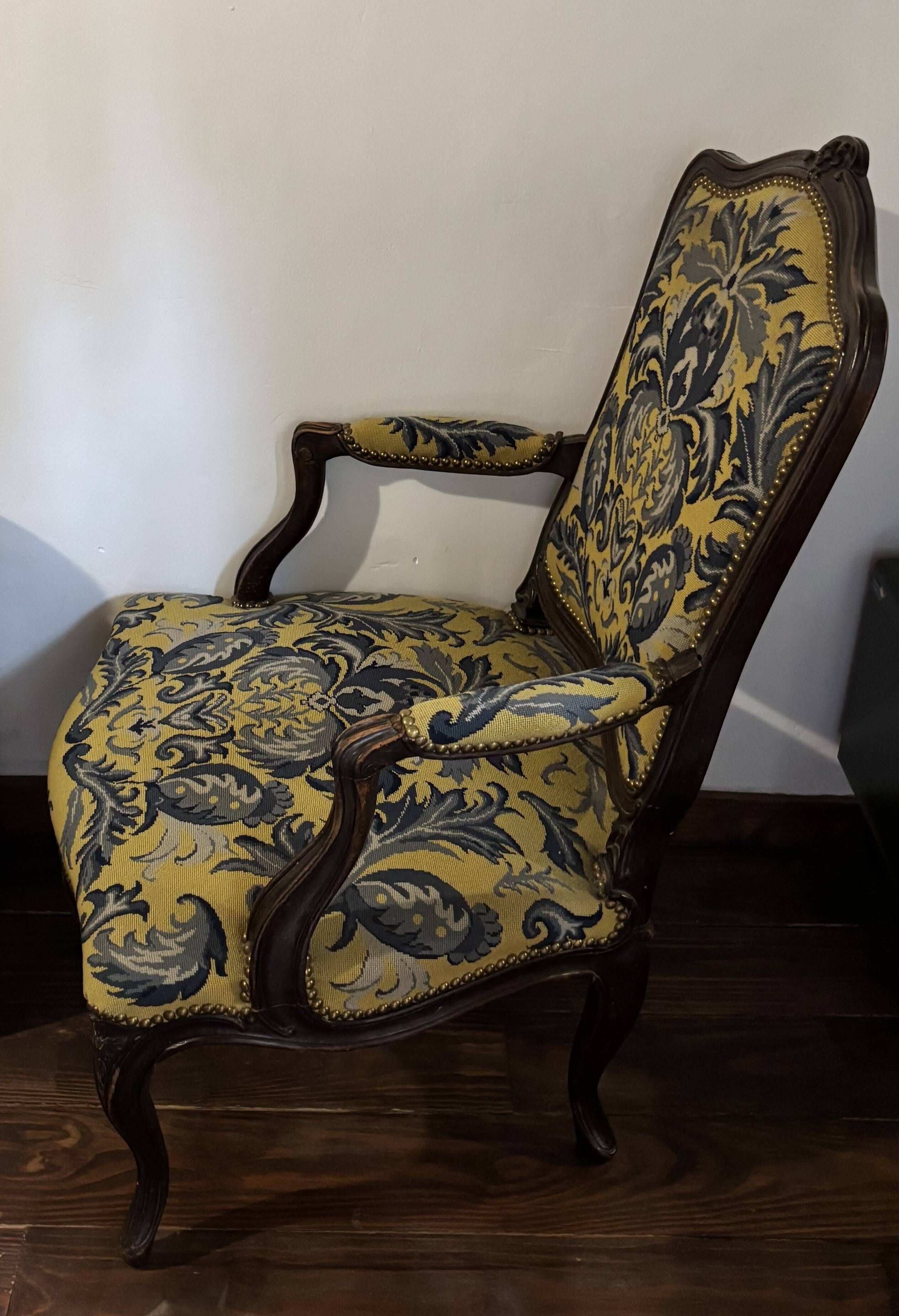 Louis XV style armchair in beech – Yellow/blue damask fabric with floral pattern.