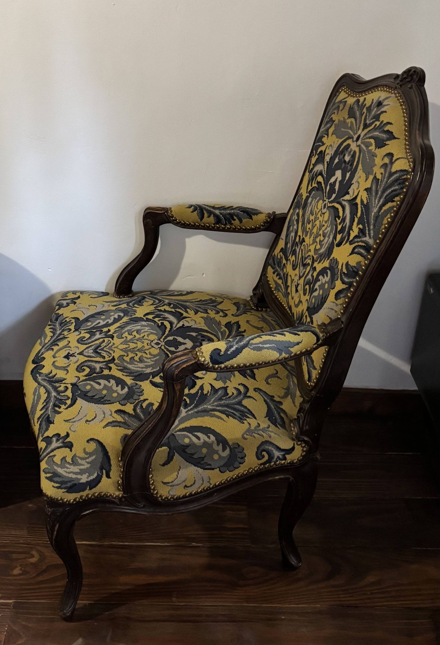 Fauteuil style Louis XV en hêtre – Tissu damassé jaune/bleu motif floraux.