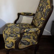 Fauteuil style Louis XV en hêtre – Tissu damassé jaune/bleu motif floraux.