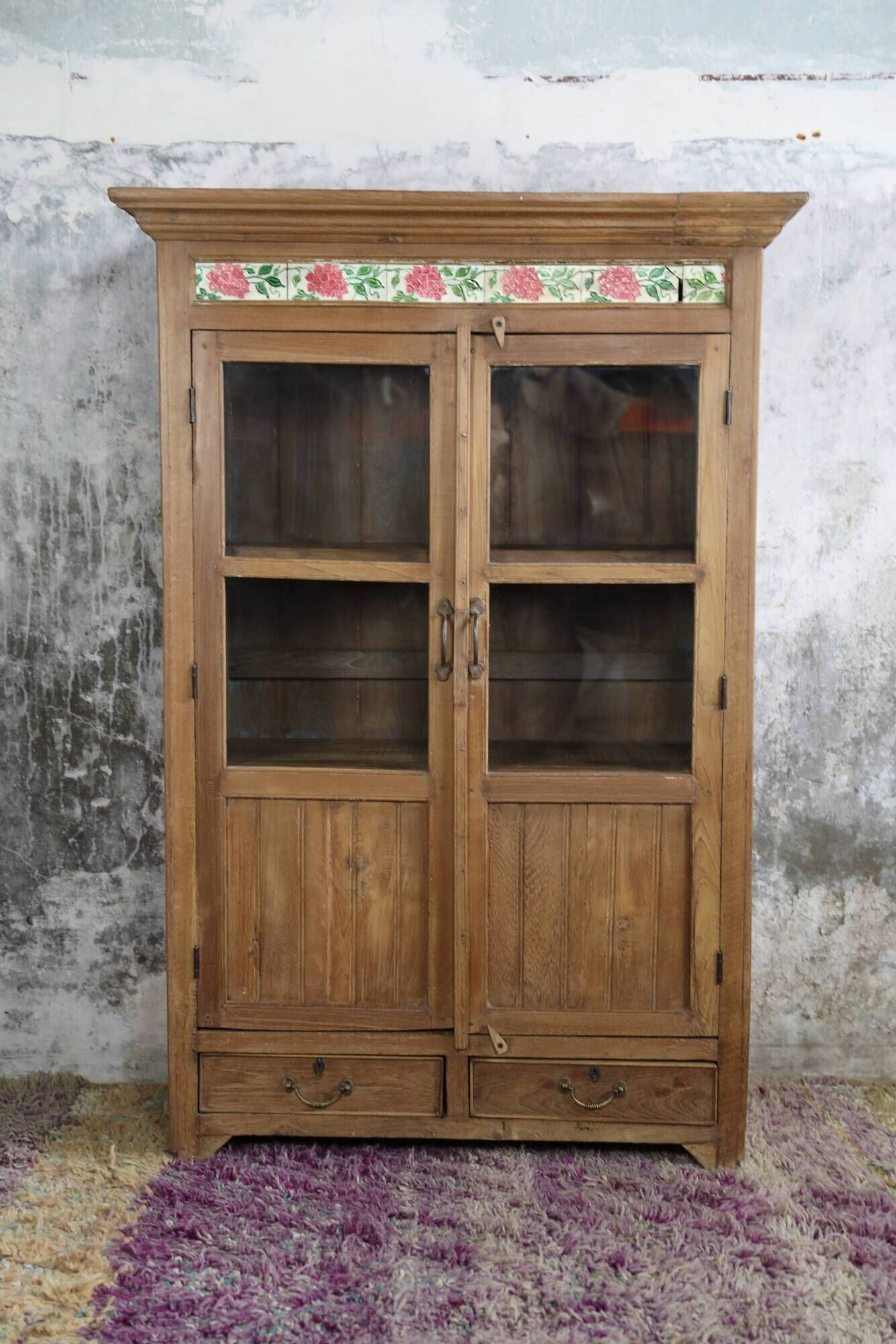 Vaisselier en teck, composé de 2 portes vitrées et 2 tiroirs