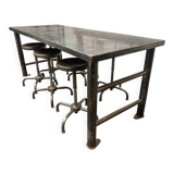 Industrial table with 6 pneumatic stools.
