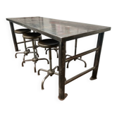 Industrial table with 6 pneumatic stools.