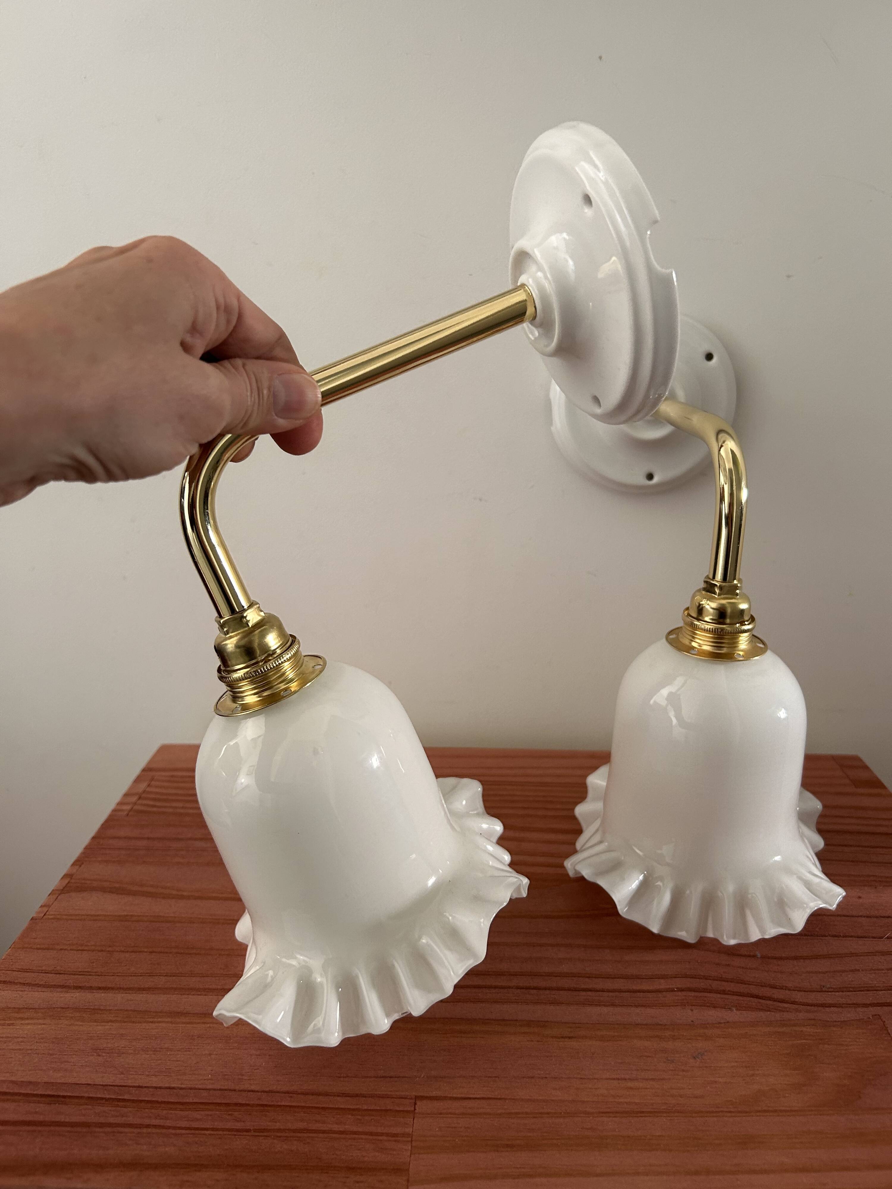 Paire d’appliques murales en opaline blanche