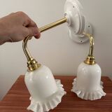 Paire d’appliques murales en opaline blanche