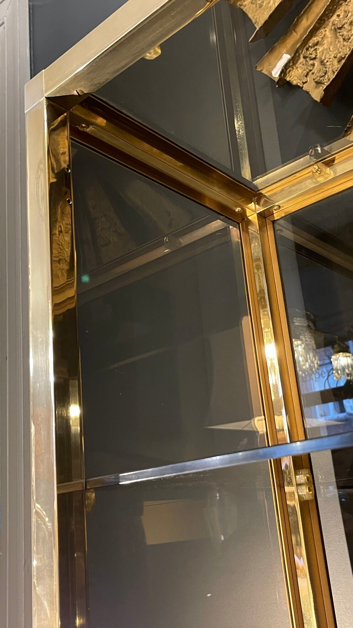 Hollywood Regency style bookcase shelf, gilded brass and black lacquered wood, 1970