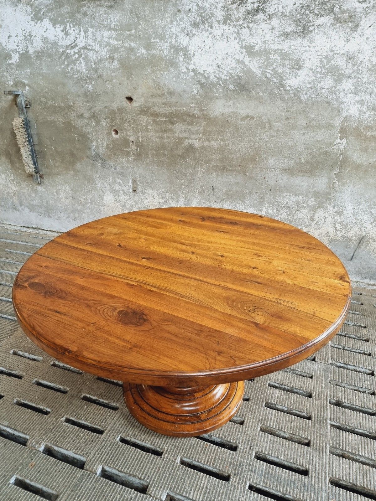 Table ronde ancienne en noyer 140 cm