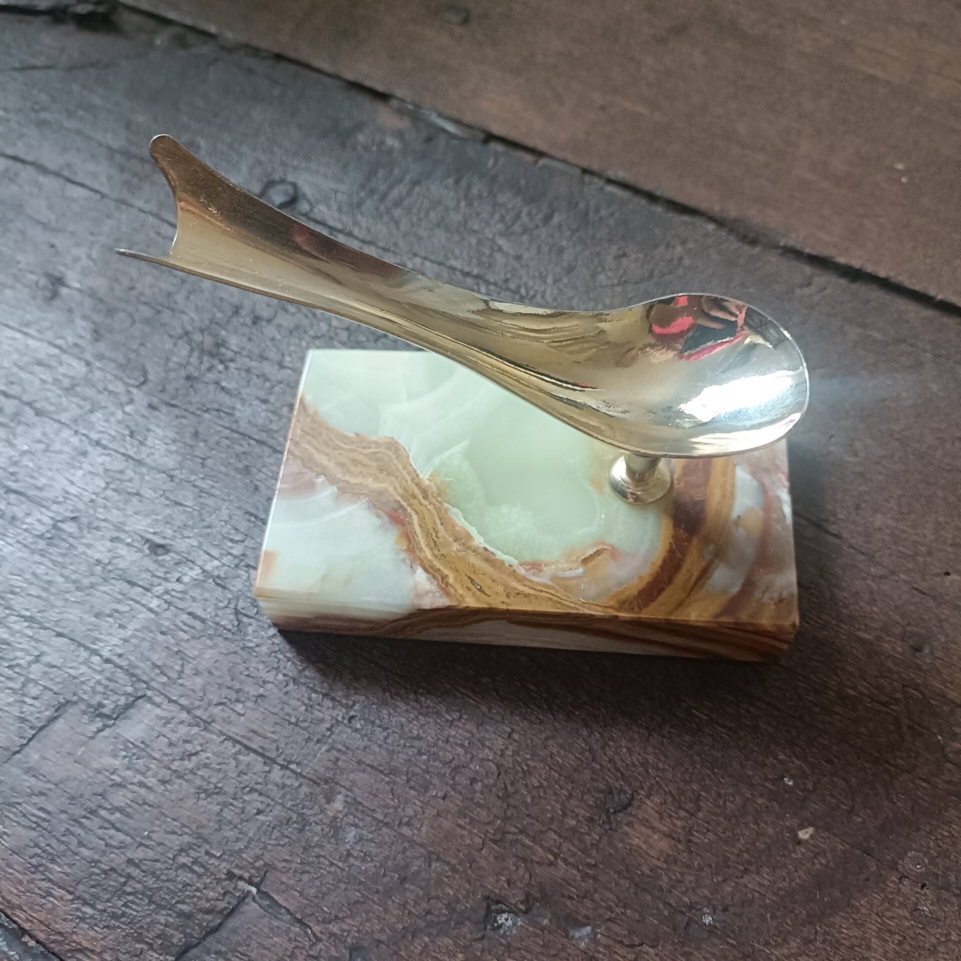 Porte-pipe en agate et laiton