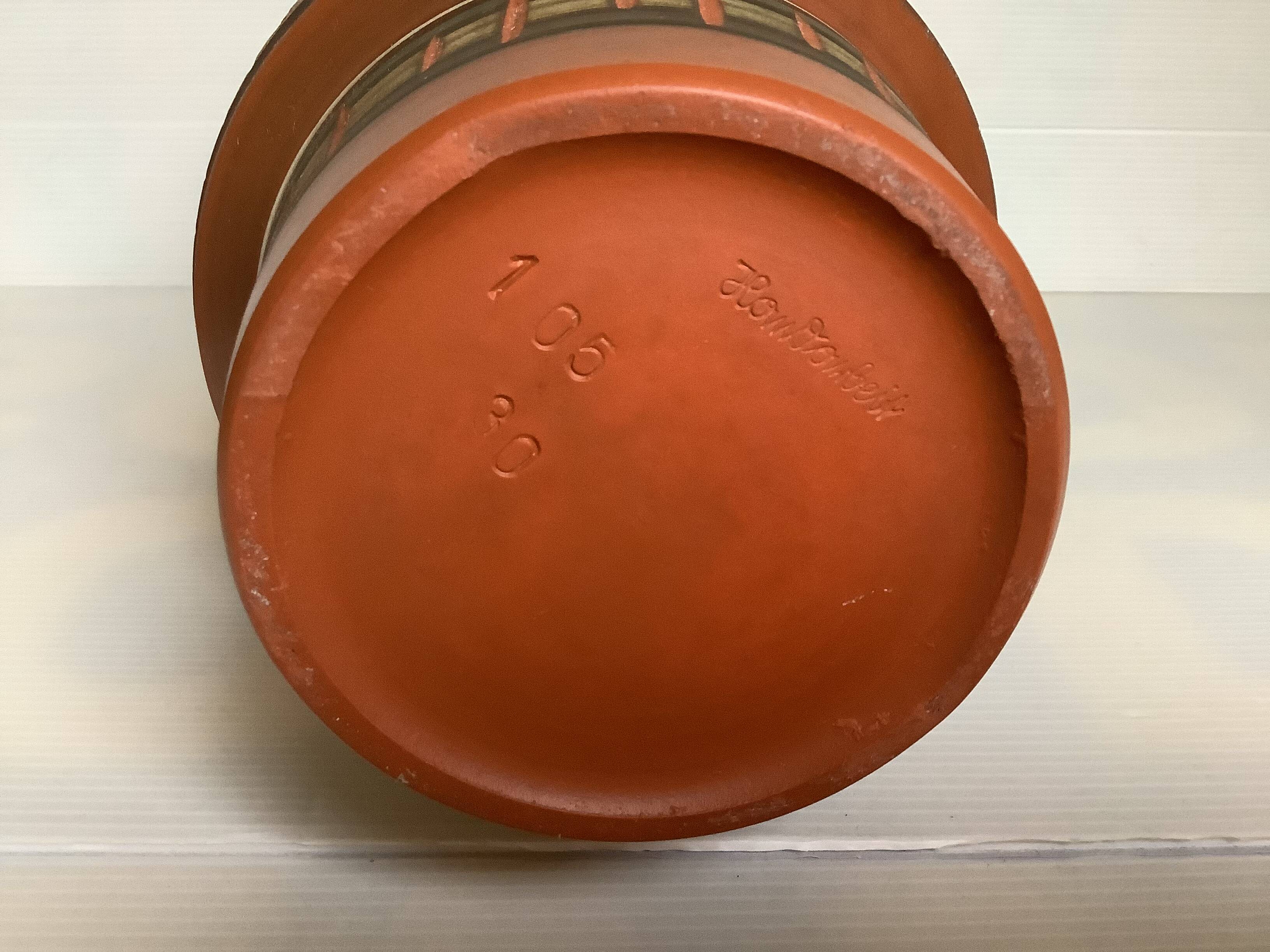 Homvombeit terra cotta vase