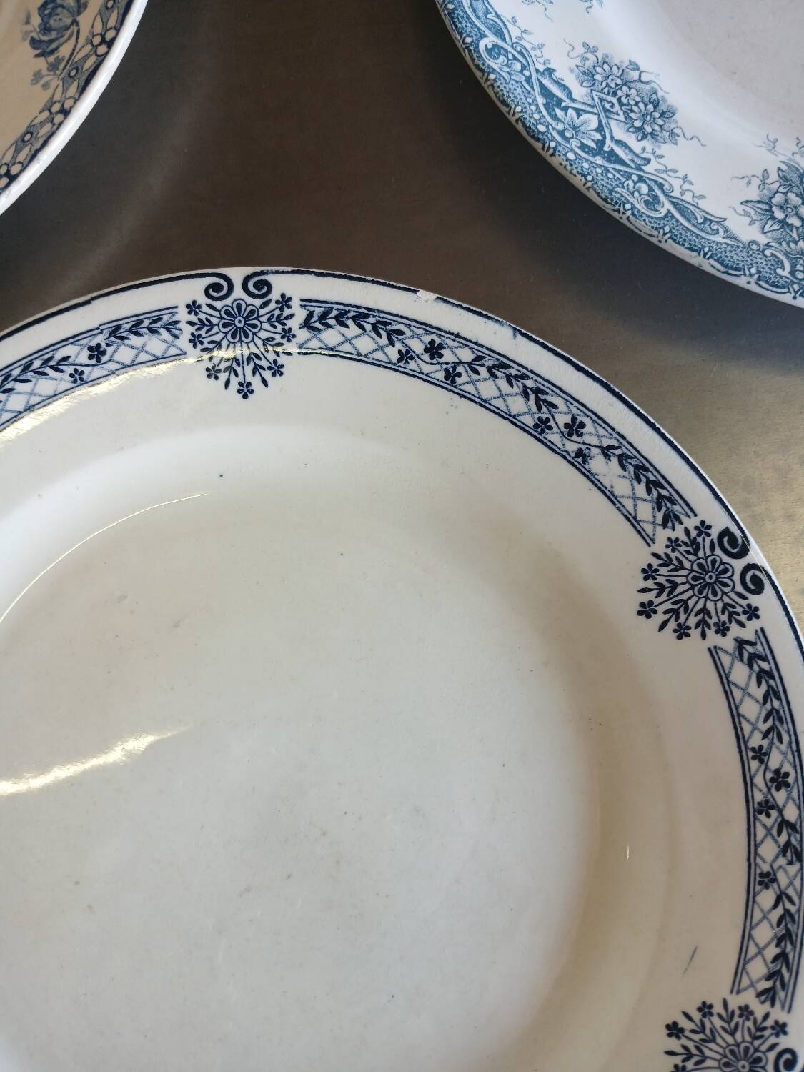 14 mismatched flat plates Terre de fer