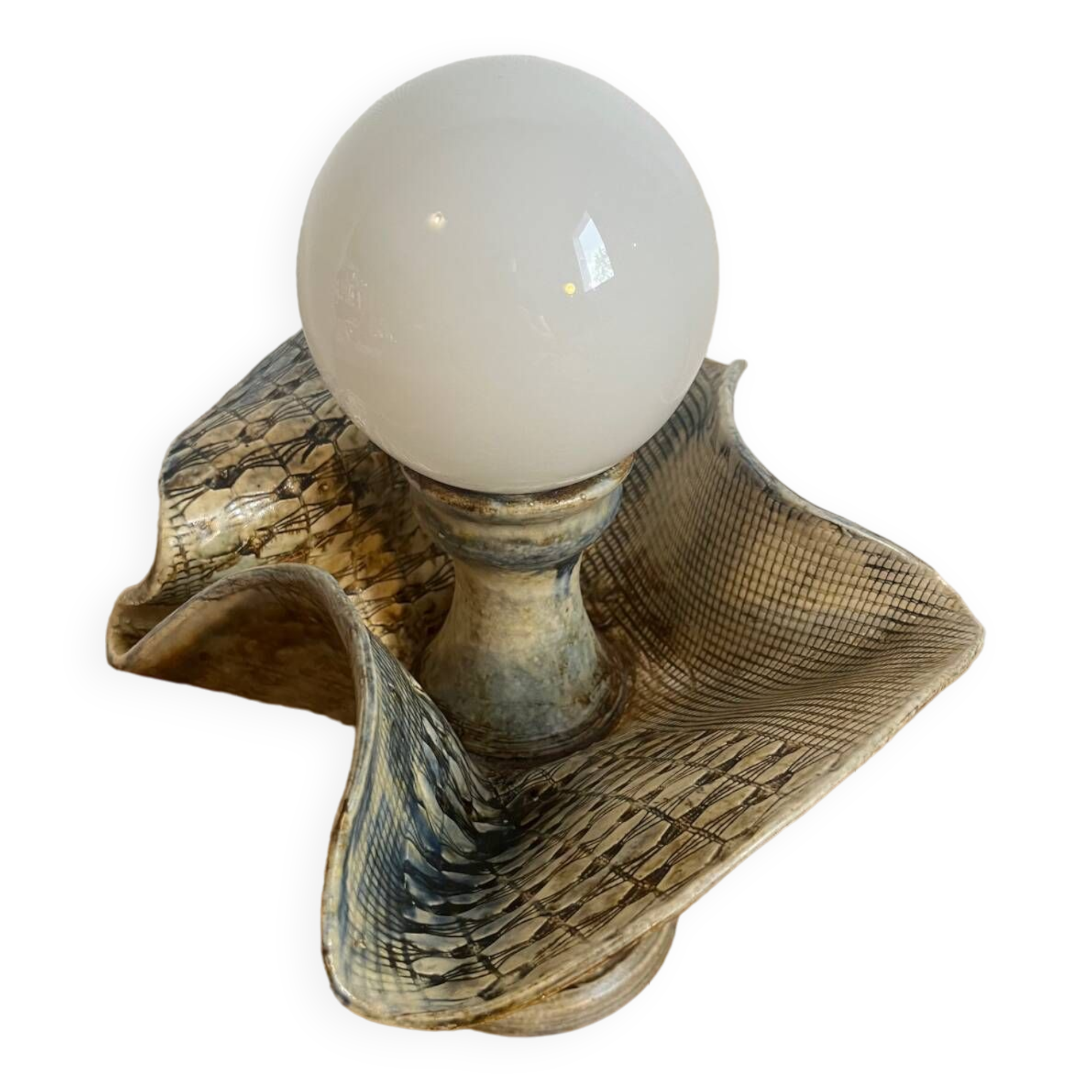 Ceramic lamp with opaline globe