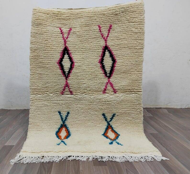 White Berber rug with decoration, 250cm x 150cm