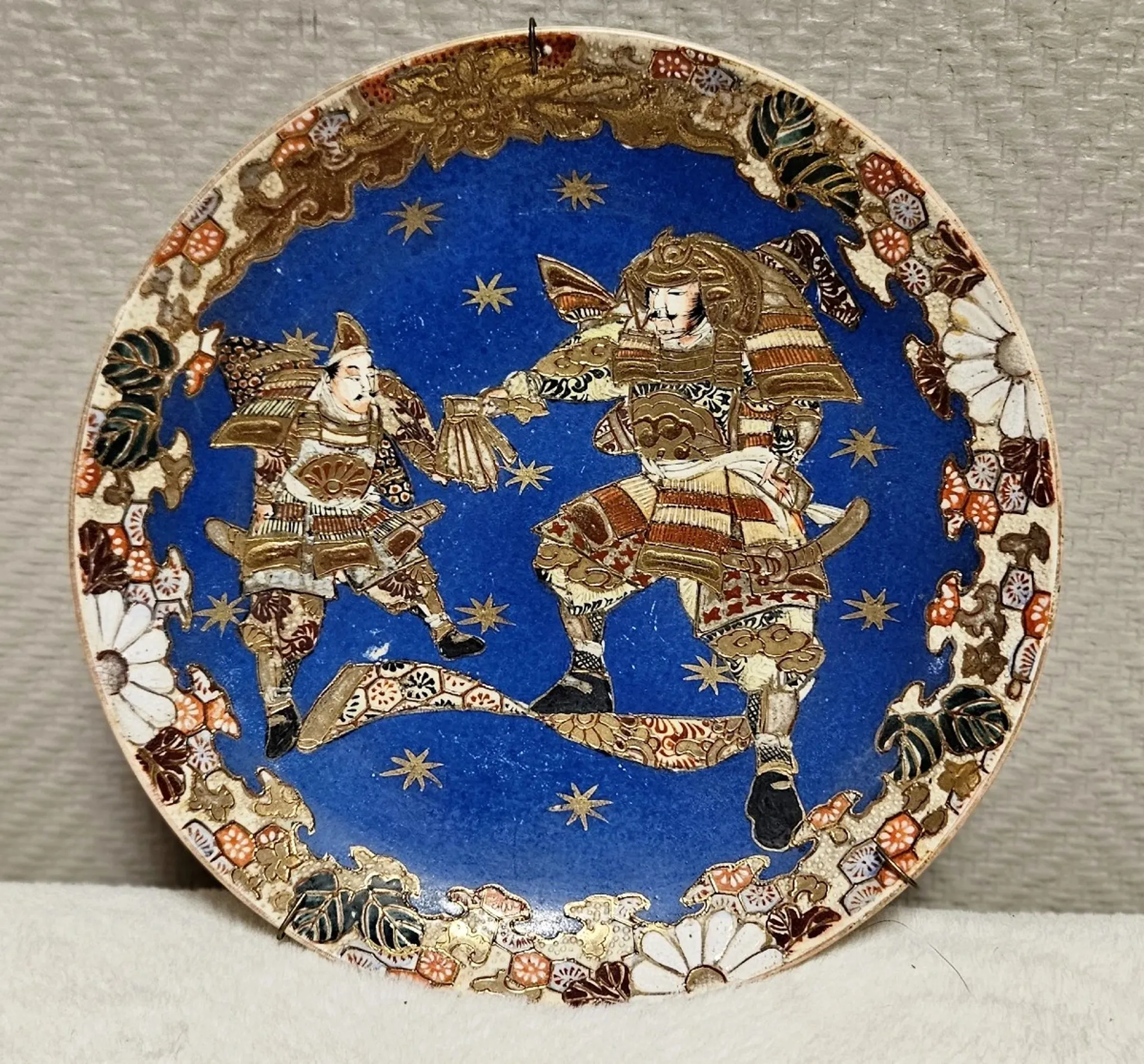 Ancient Japanese plate decorated with samurai – Imari / Satsuma, 19th century