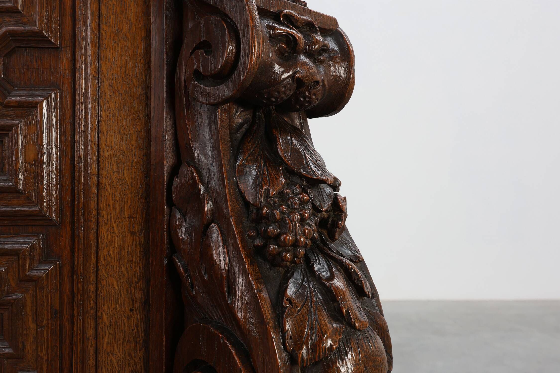 Flemish renaissance "beeldenkast" cabinet in oak wood Antwerp, ca. 1630