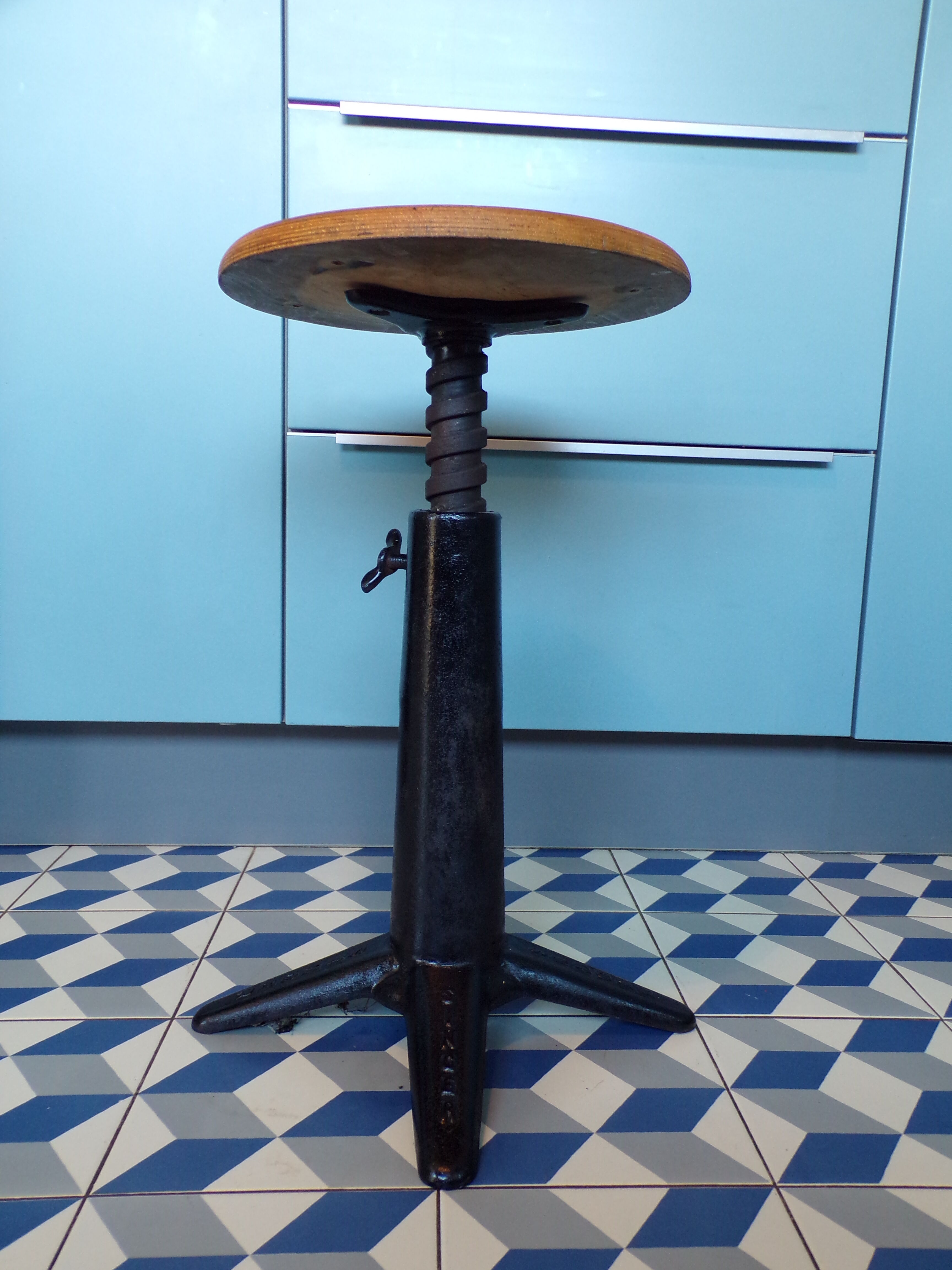 Cast-iron Singer stool 1930
