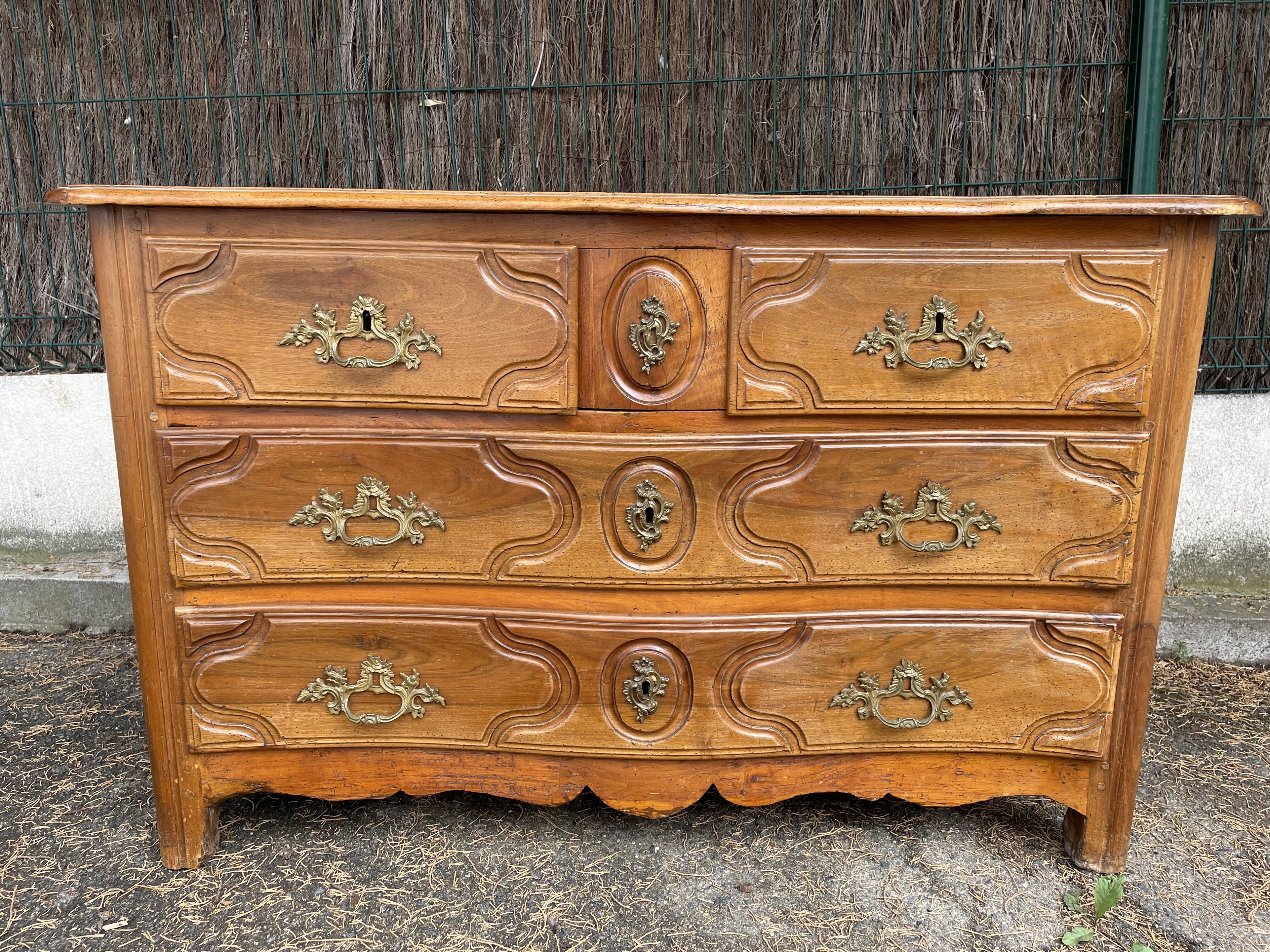 Parisian chest of drawers in walnut Louis XV period with secret drawer, 18th century.