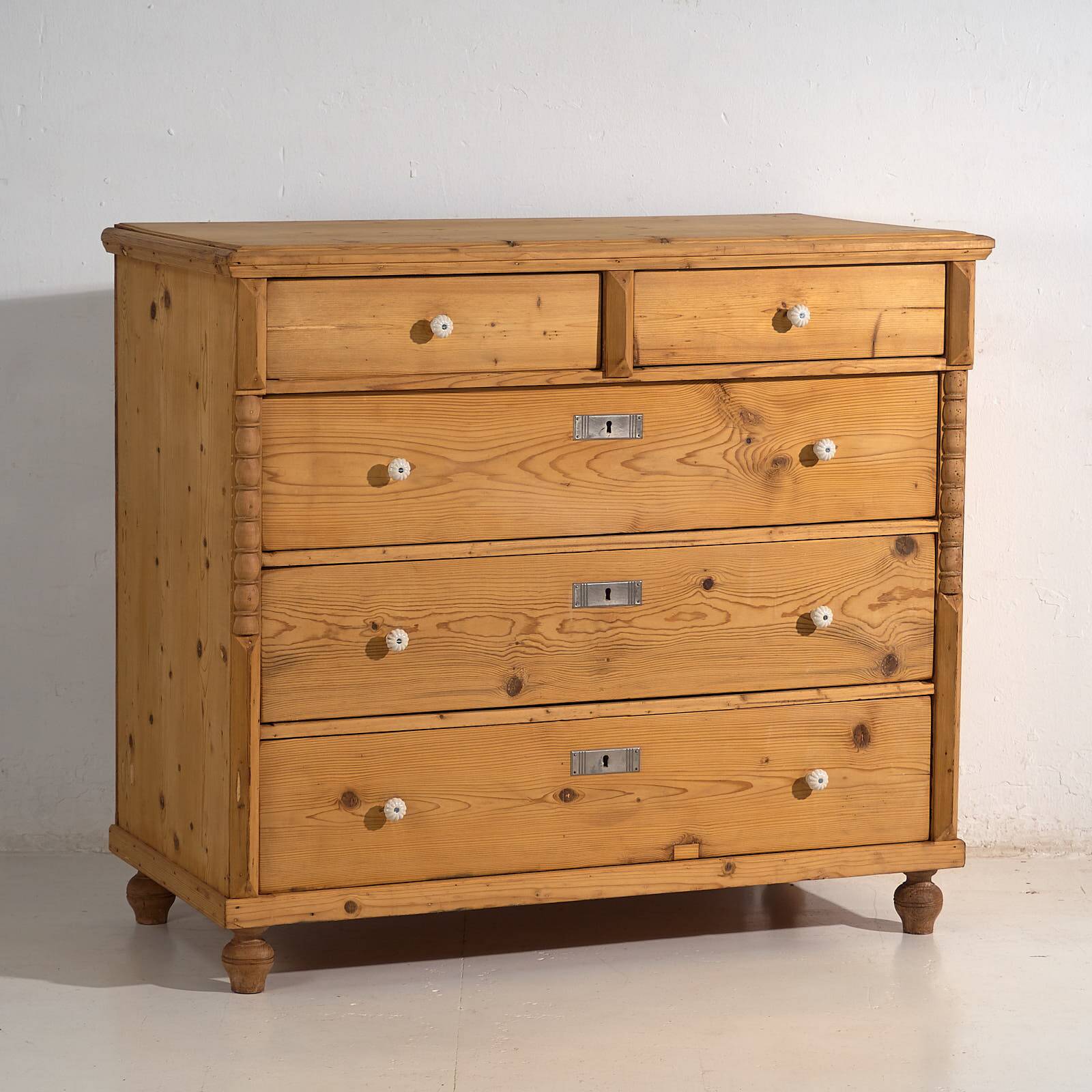 Large antique chest of drawers (circa 1920)