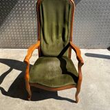 Fauteuil cabriolet de style Louis XV en bois sculpté et tissu vert