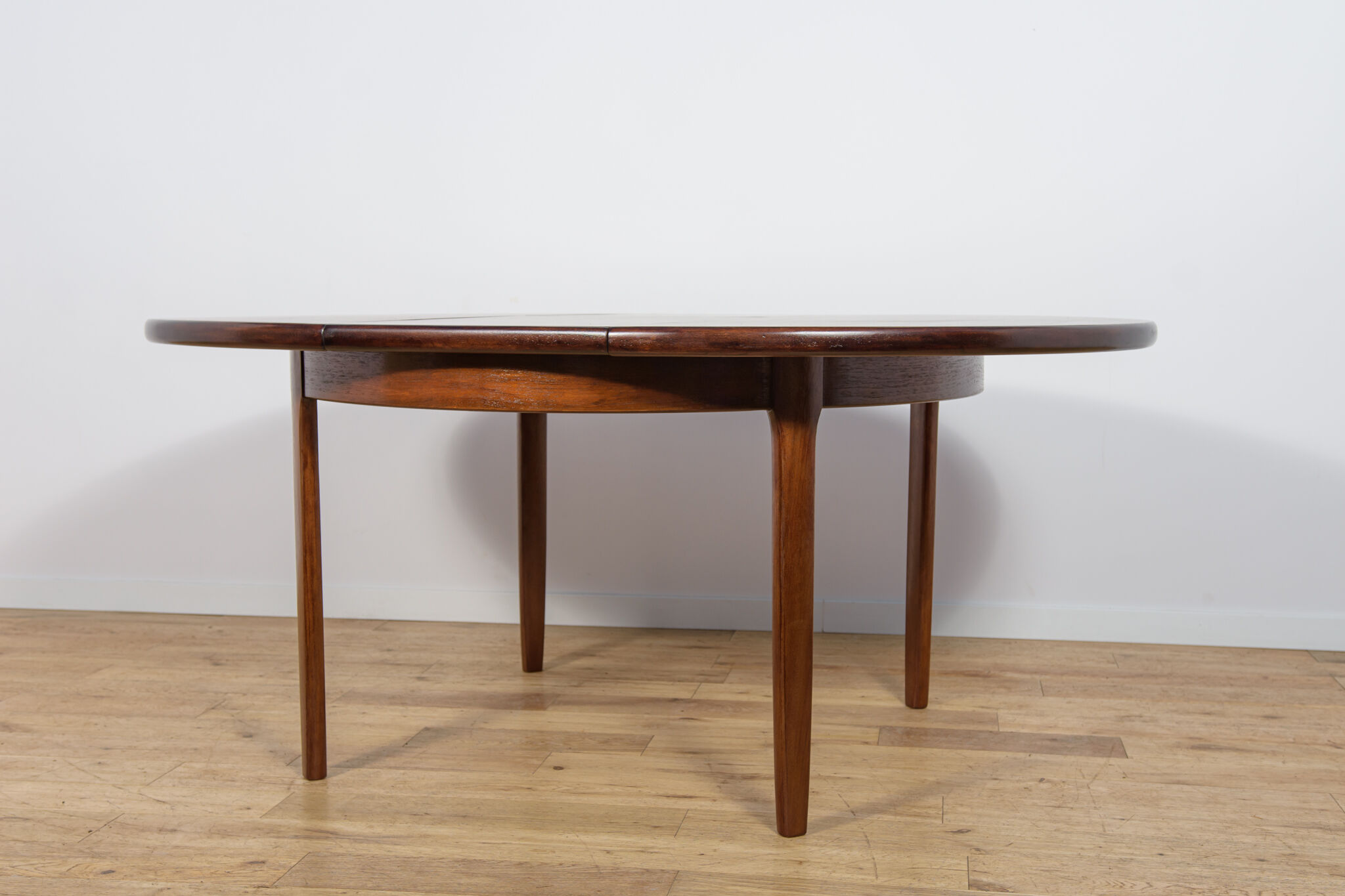 Mid-Century Round Extendable Dining Table, United Kingdom, 1960s.